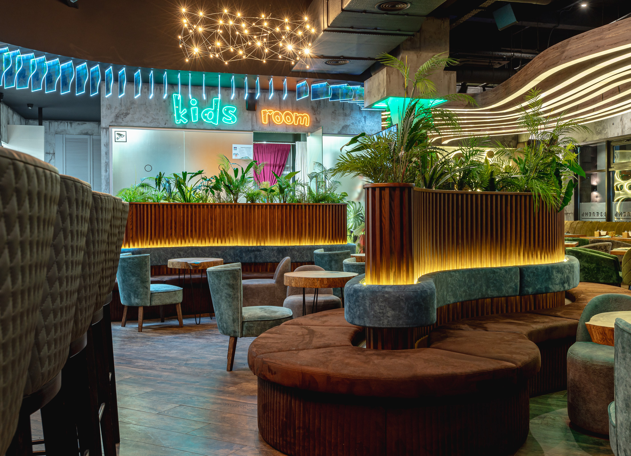 Интерьерная съемка ресторана ВЗЕЛЕНЬ в г. Симферополь. Фотограф интерьеров Фотосъемка рекламы в Ялте и по Крыму