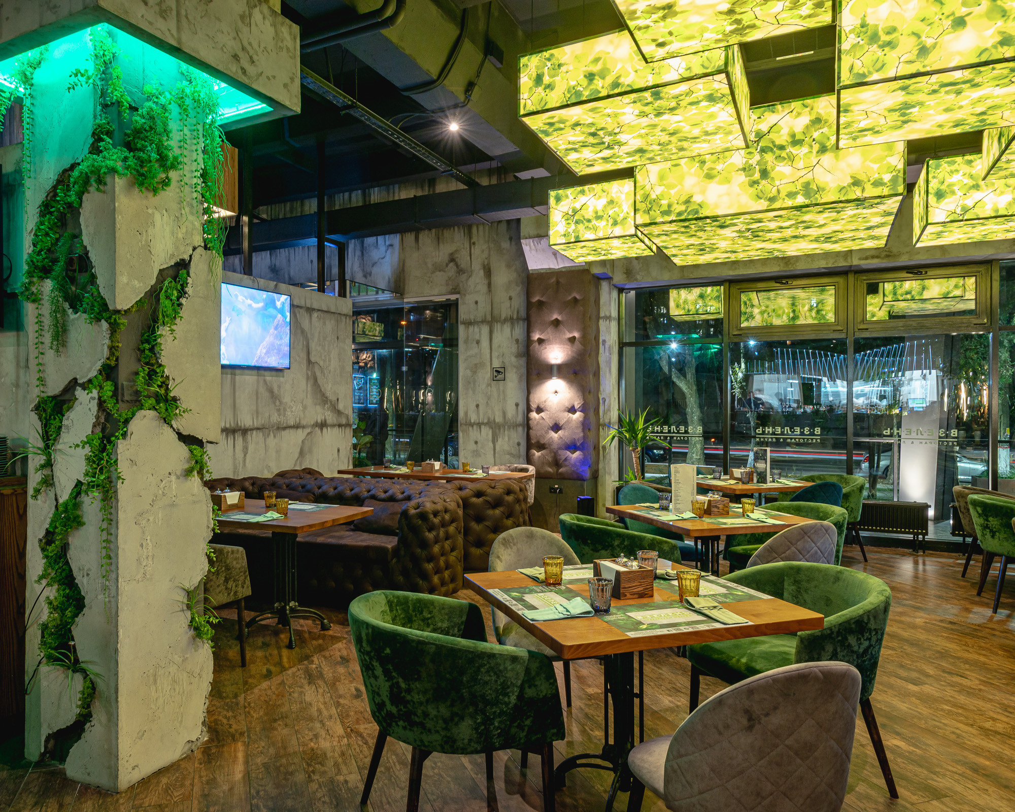 Интерьерная съемка ресторана ВЗЕЛЕНЬ в г. Симферополь. Фотограф интерьеров Фотосъемка рекламы в Ялте и по Крыму