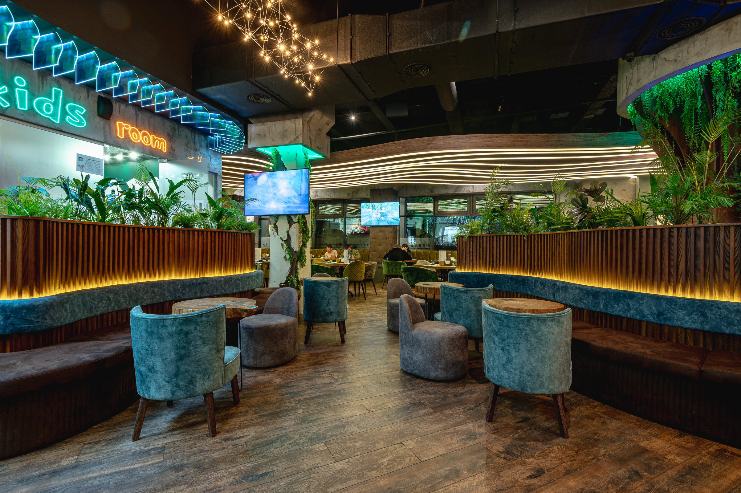 Интерьерная съемка ресторана ВЗЕЛЕНЬ в г. Симферополь. Фотограф интерьеров Фотосъемка рекламы в Ялте и по Крыму