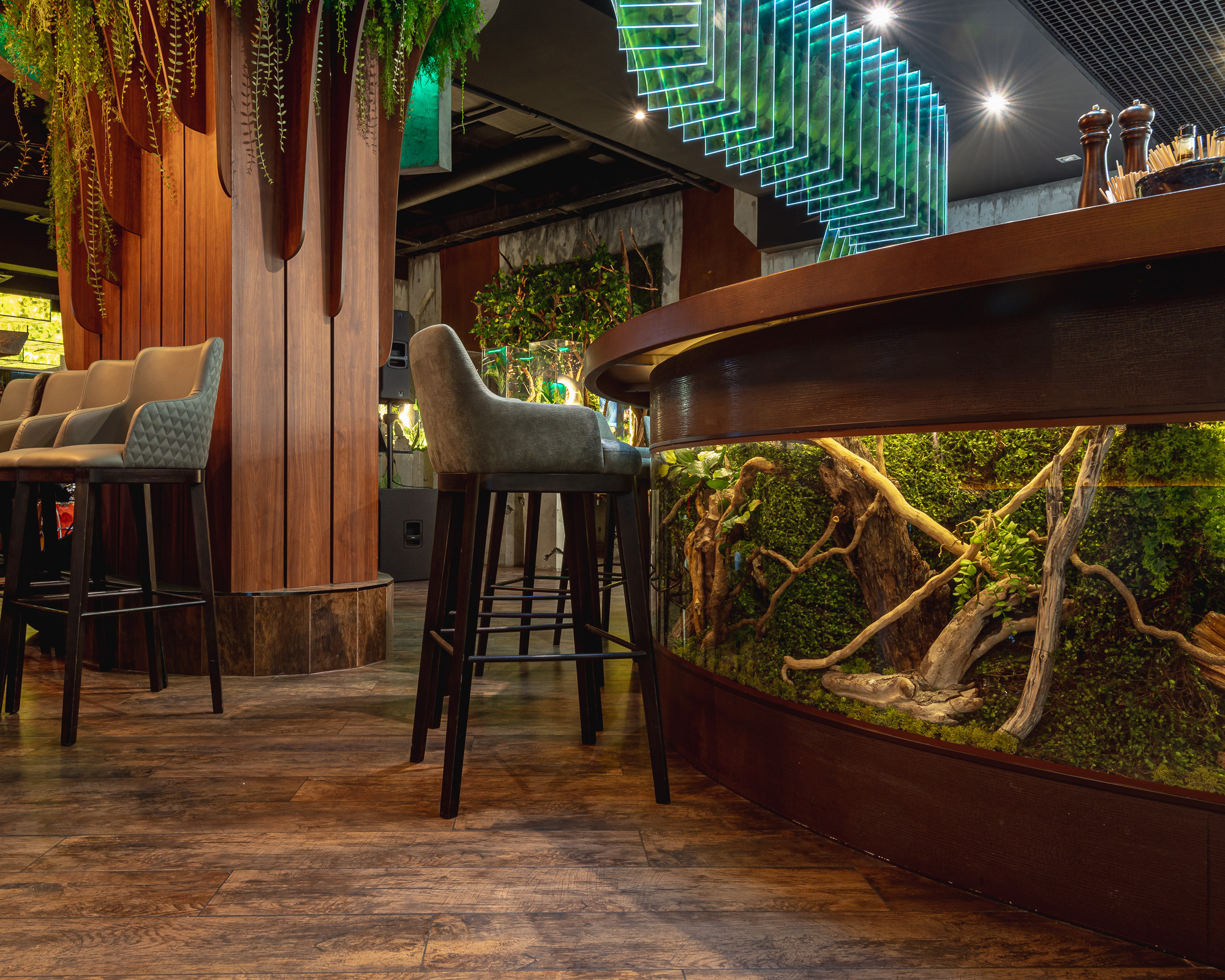 Интерьерная съемка ресторана ВЗЕЛЕНЬ в г. Симферополь. Фотограф интерьеров Фотосъемка рекламы в Ялте и по Крыму