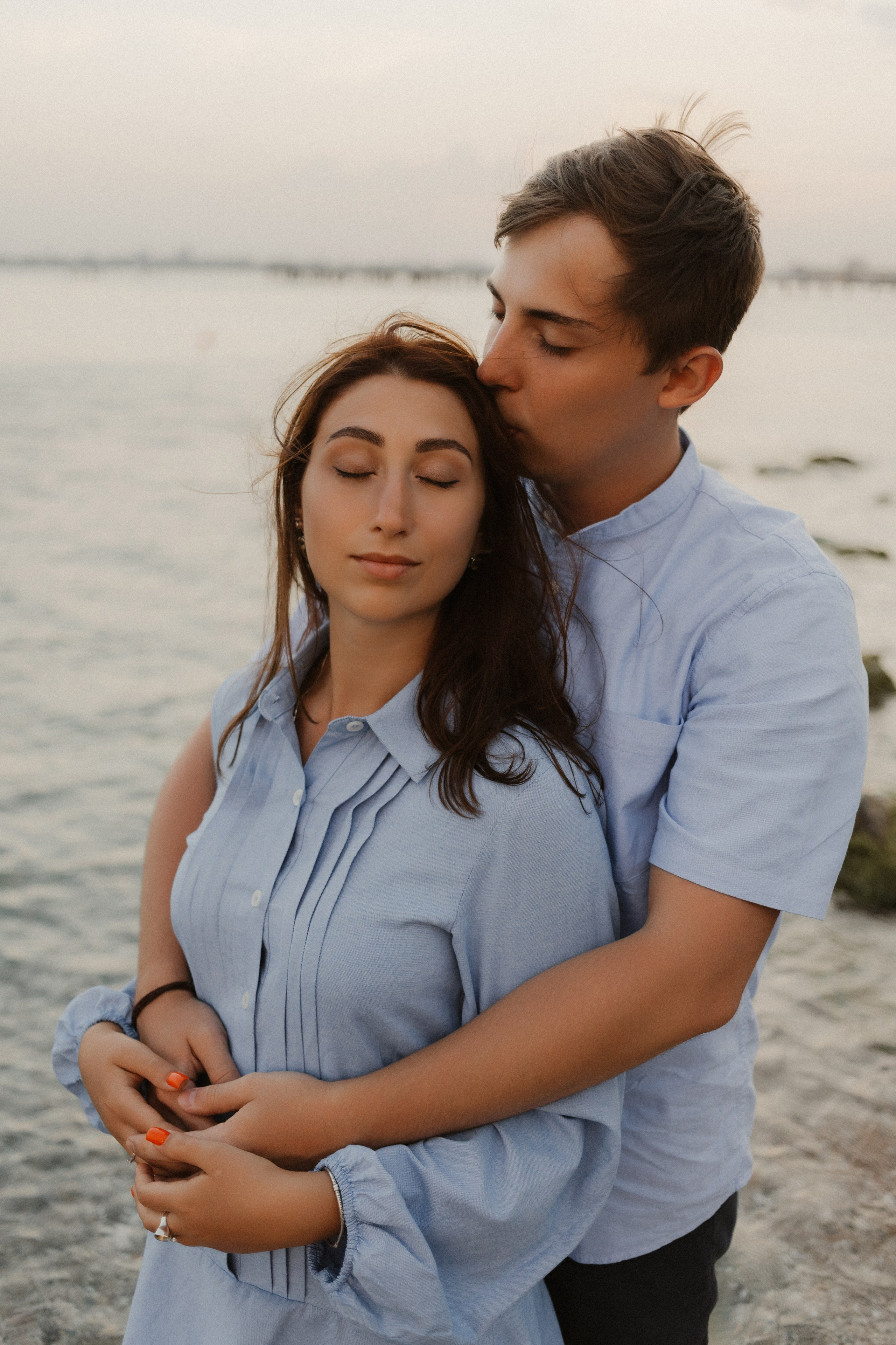 прогулка у моря для пары