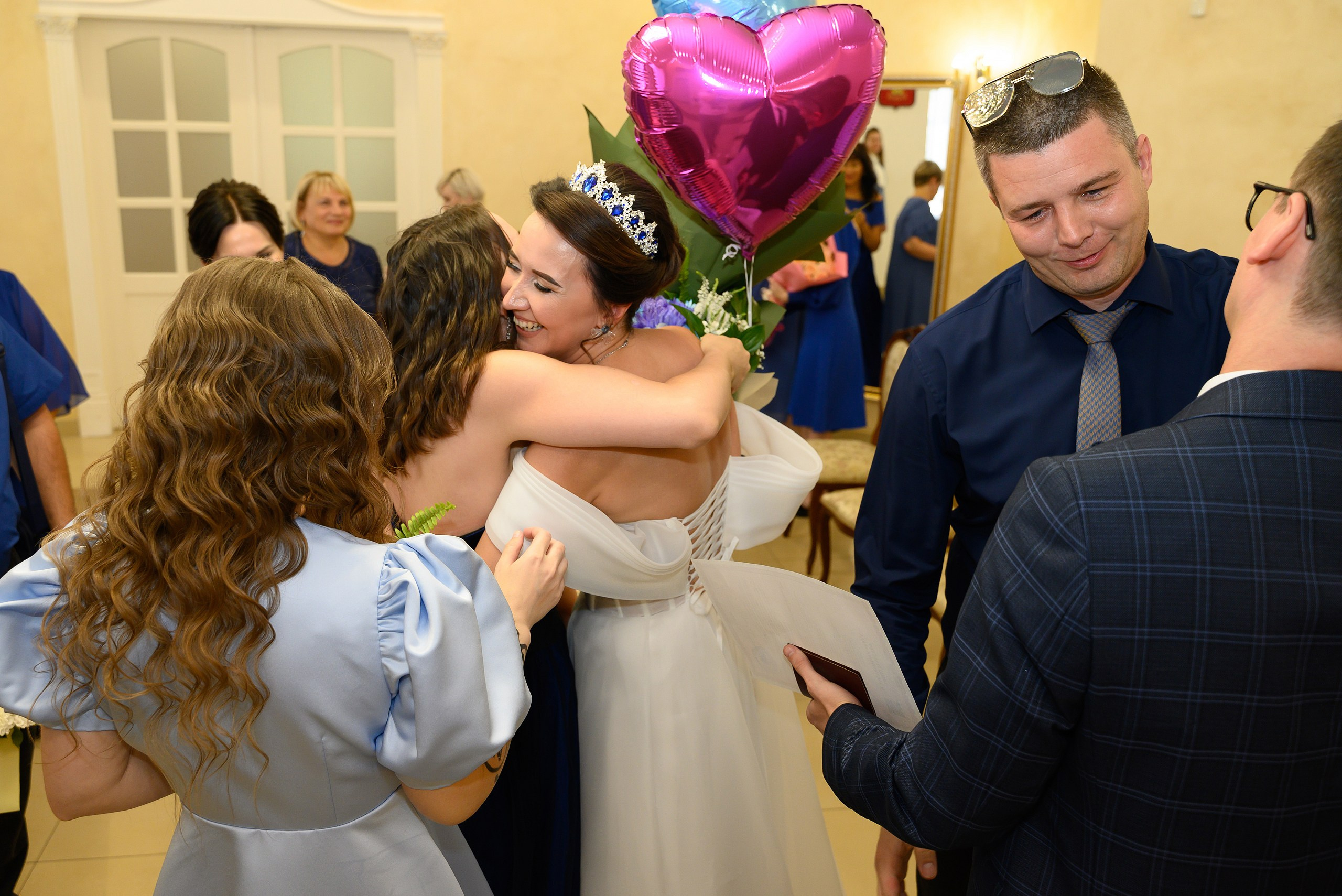 Гости поздравляют молодых.