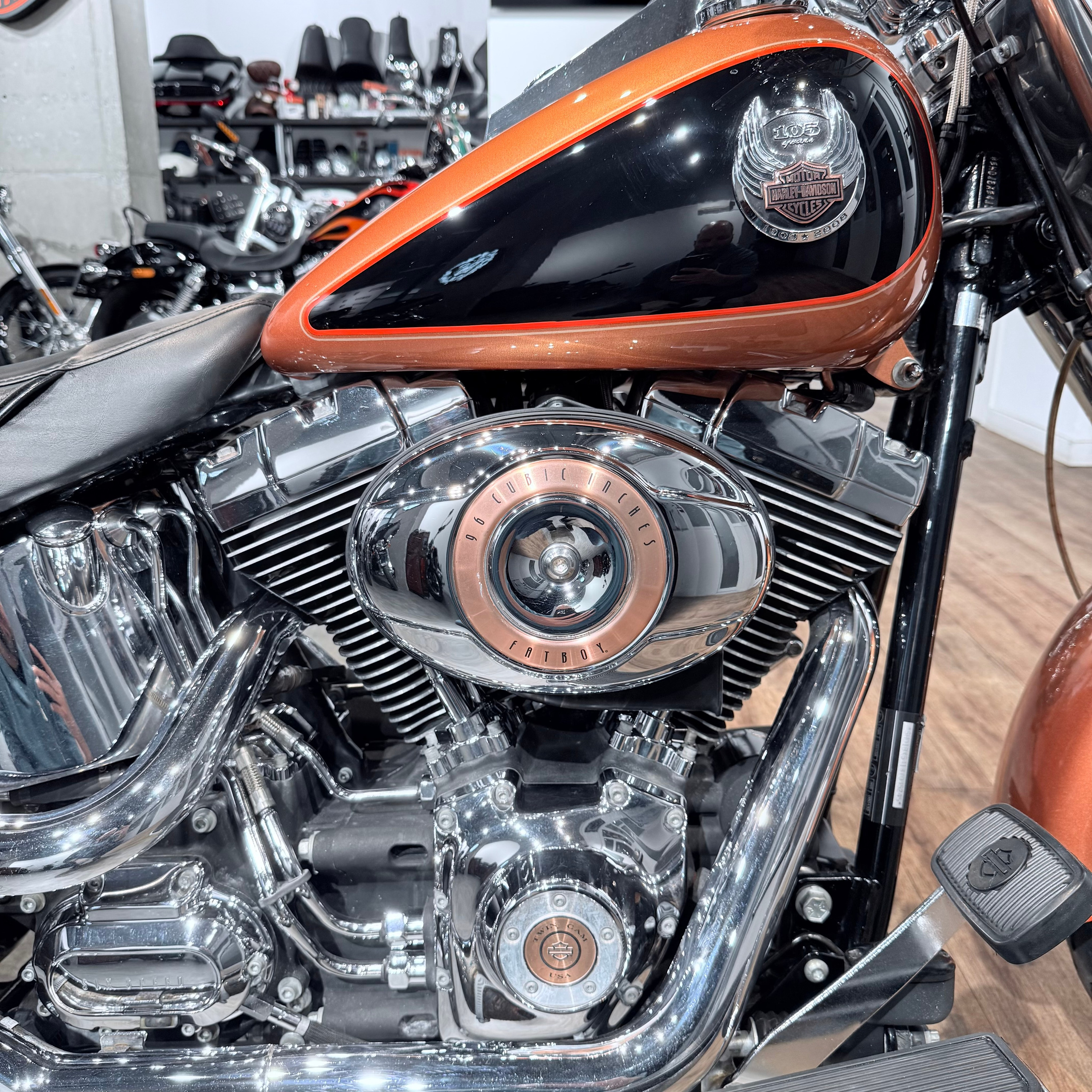 Купить Harley-Davidson 2008 Fat Boy 105 Yеаrs Аnnivеrsary (Softail/Dyna) — подробнее на сайте. Hello Davidson, Москва. Только хорошие мотоц