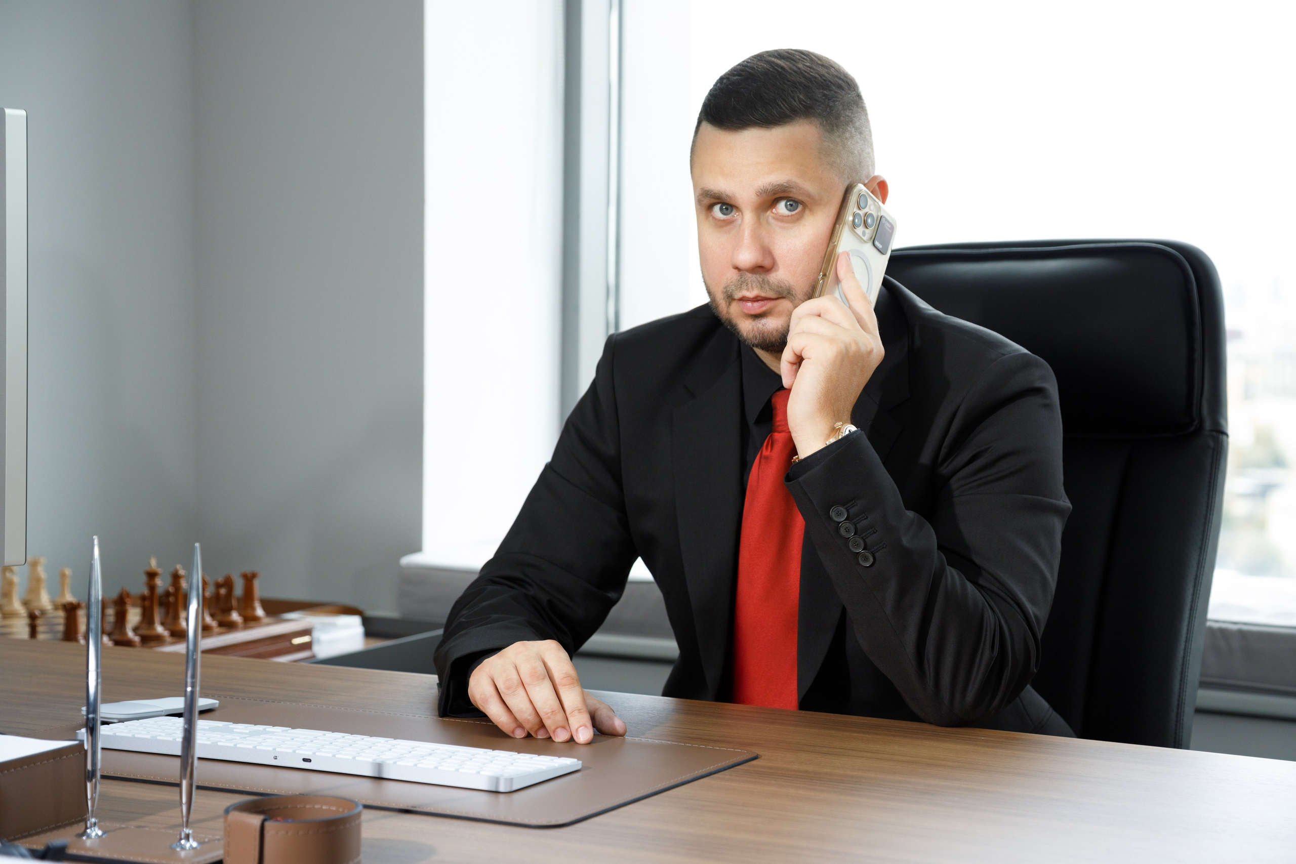 Деловой портрет в интерьере. Бизнес-портрет | Хедшот-фотограф | Студия делового портрета в Москве