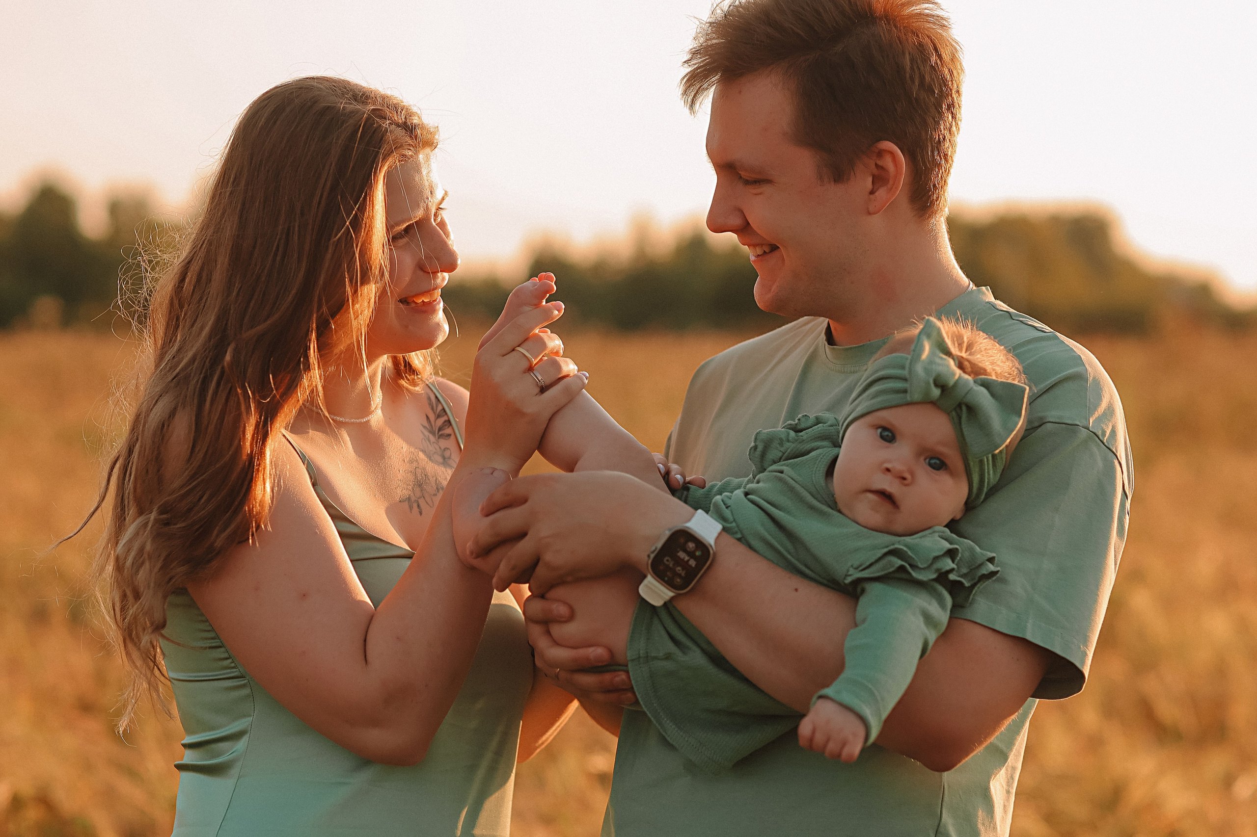 Закатное поле семейная. Семейный фотограф Тюмень, фотограф на роды Салмина Мария