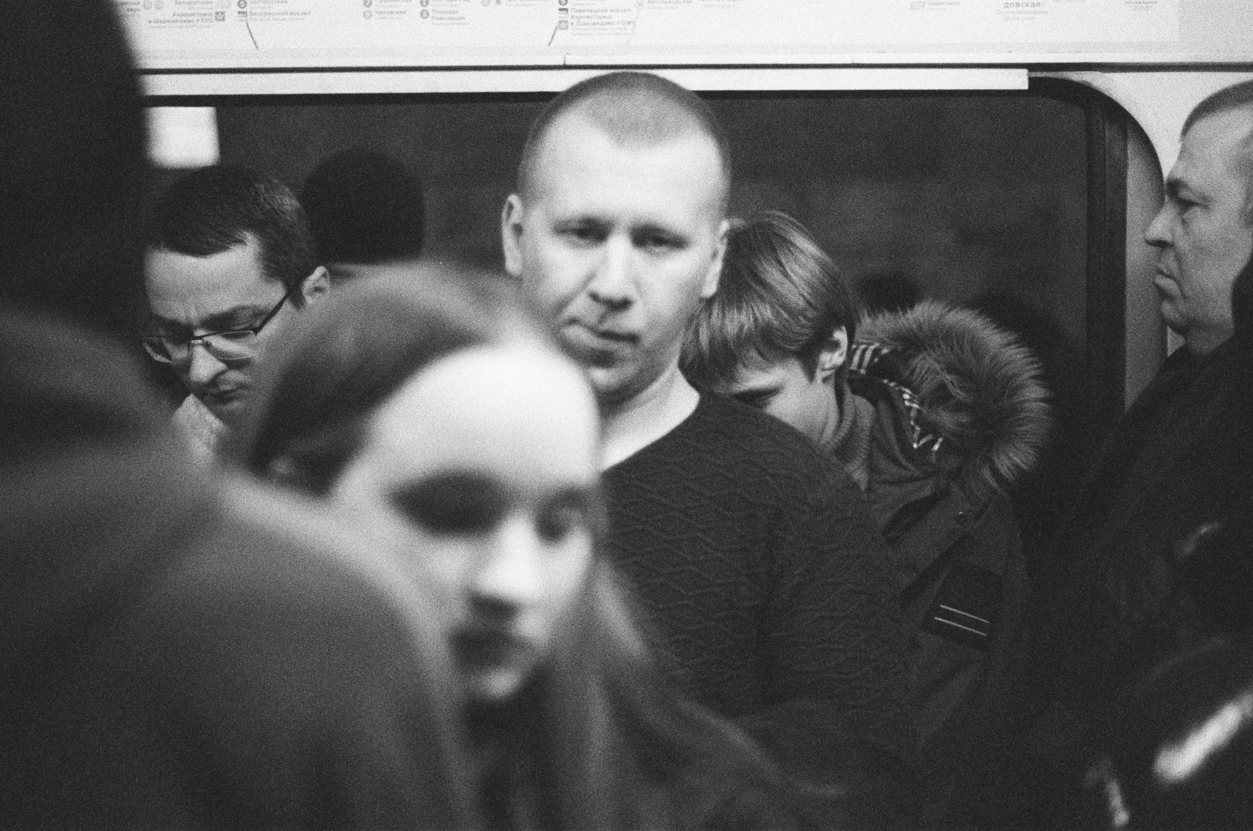 Фотосерия «Час пик»: динамика городской суеты в моменты транспортного и человеческого потока, игра света, тени и контраста в хронике городского движения. Фотограф: Ожерельев Лев