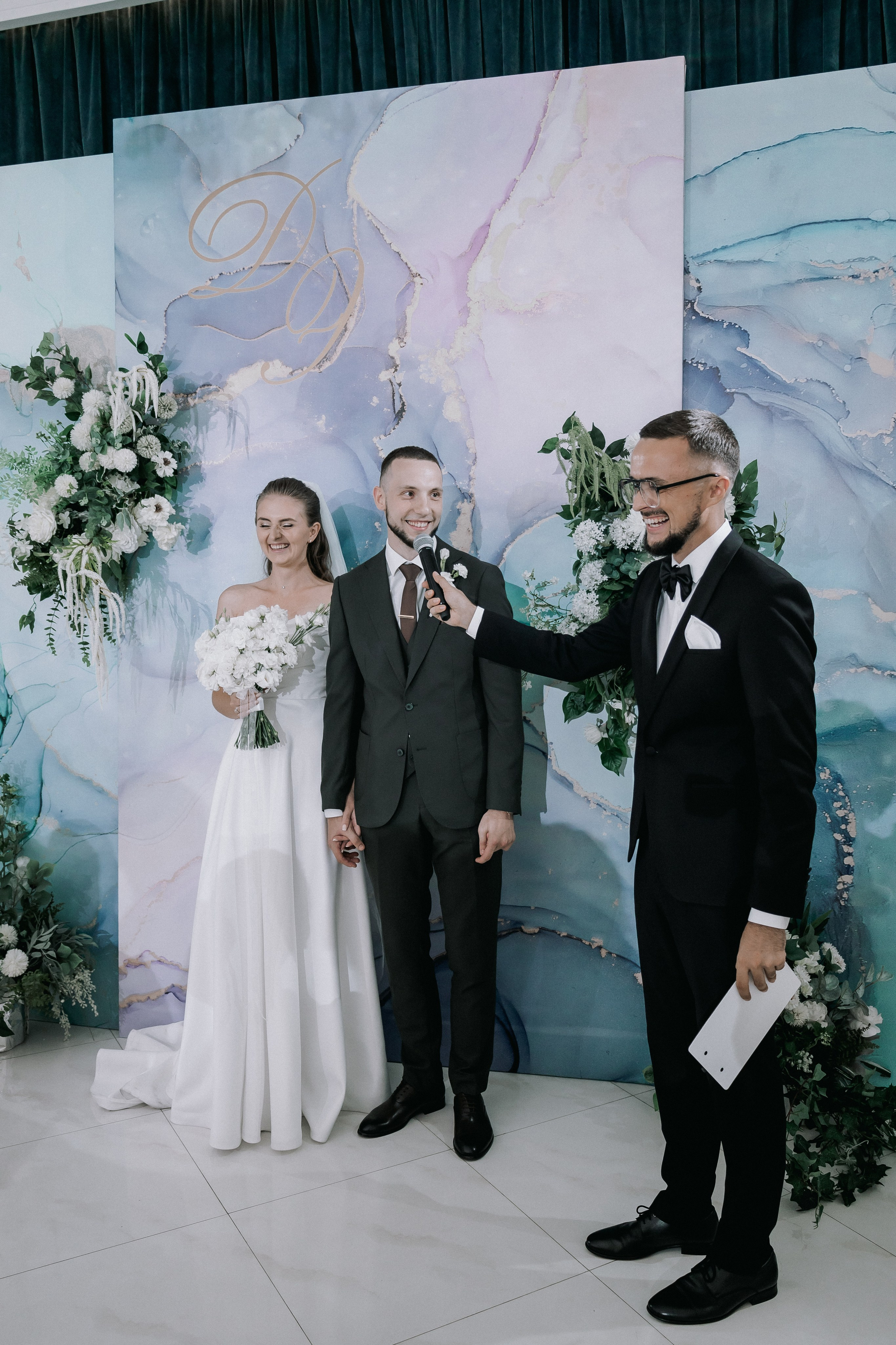 Свадебная прогулка. Эвелина и Дмитрий. Свадебная фотография. Арина Рубах