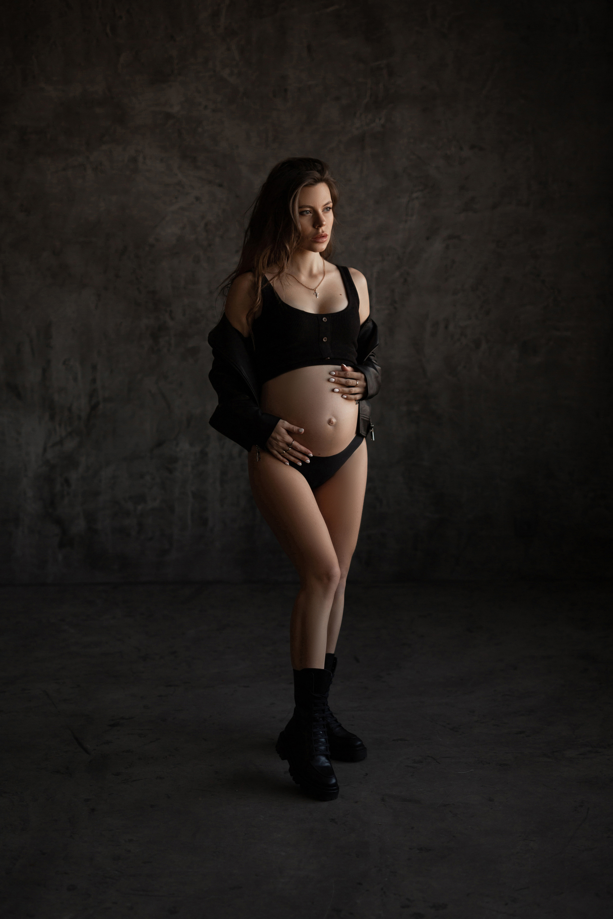Беременность в темной студии. Демидова Натали, фотограф беременности и материнства г. Астана