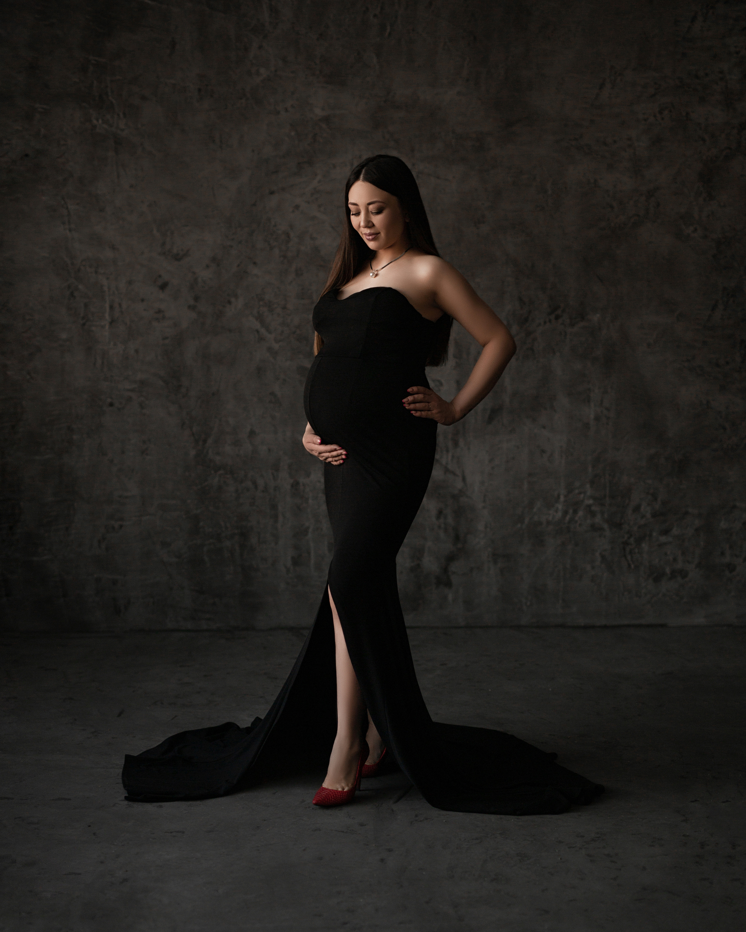 Беременность в темной студии. Демидова Натали, фотограф беременности и материнства г. Астана