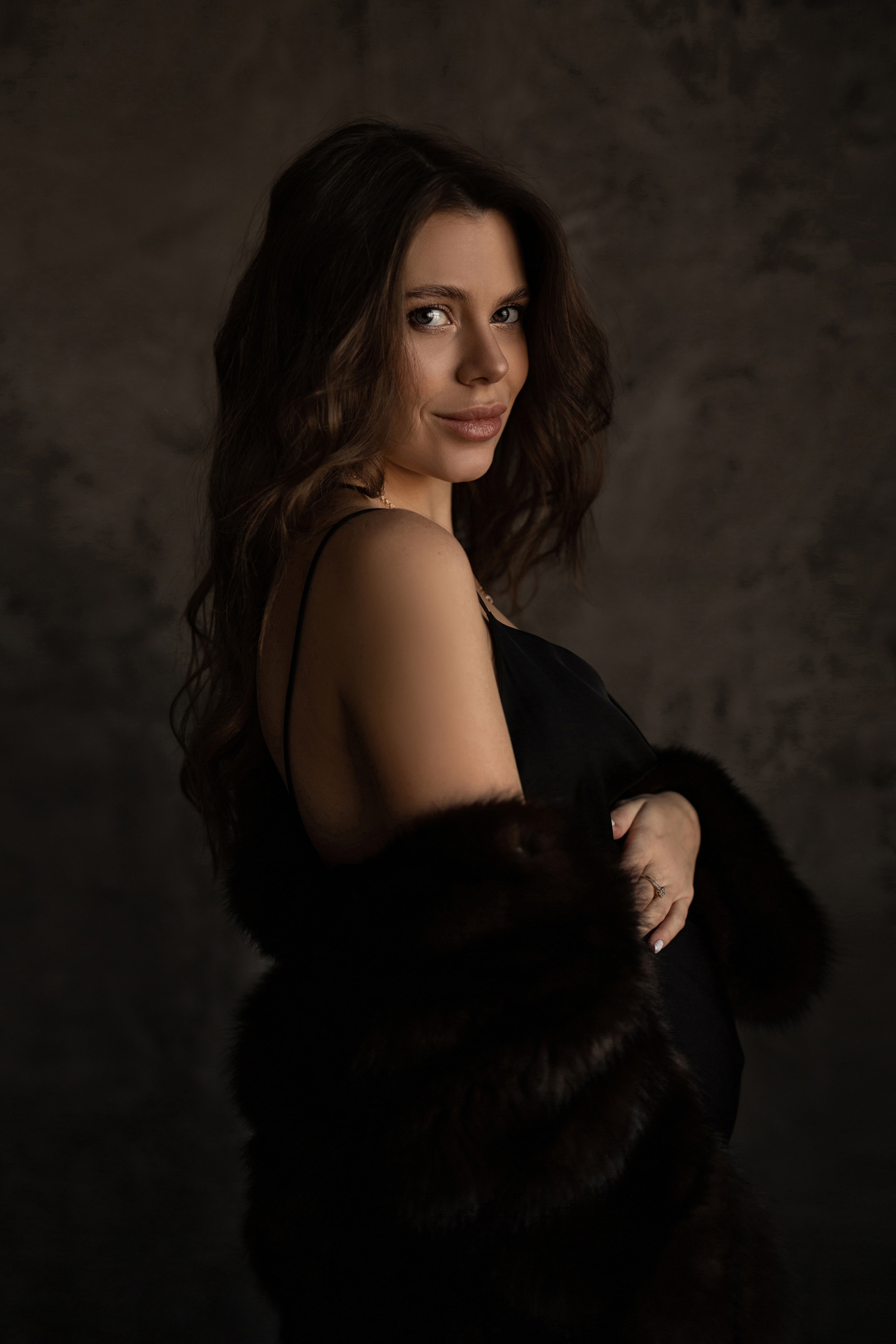 Беременность в темной студии. Демидова Натали, фотограф беременности и материнства г. Астана