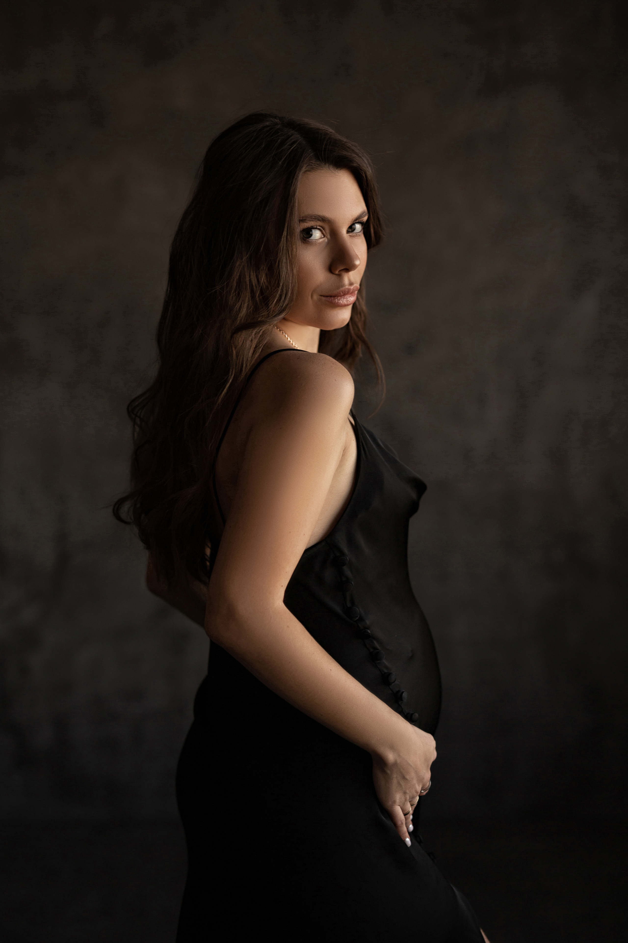 Беременность в темной студии. Демидова Натали, фотограф беременности и материнства г. Астана