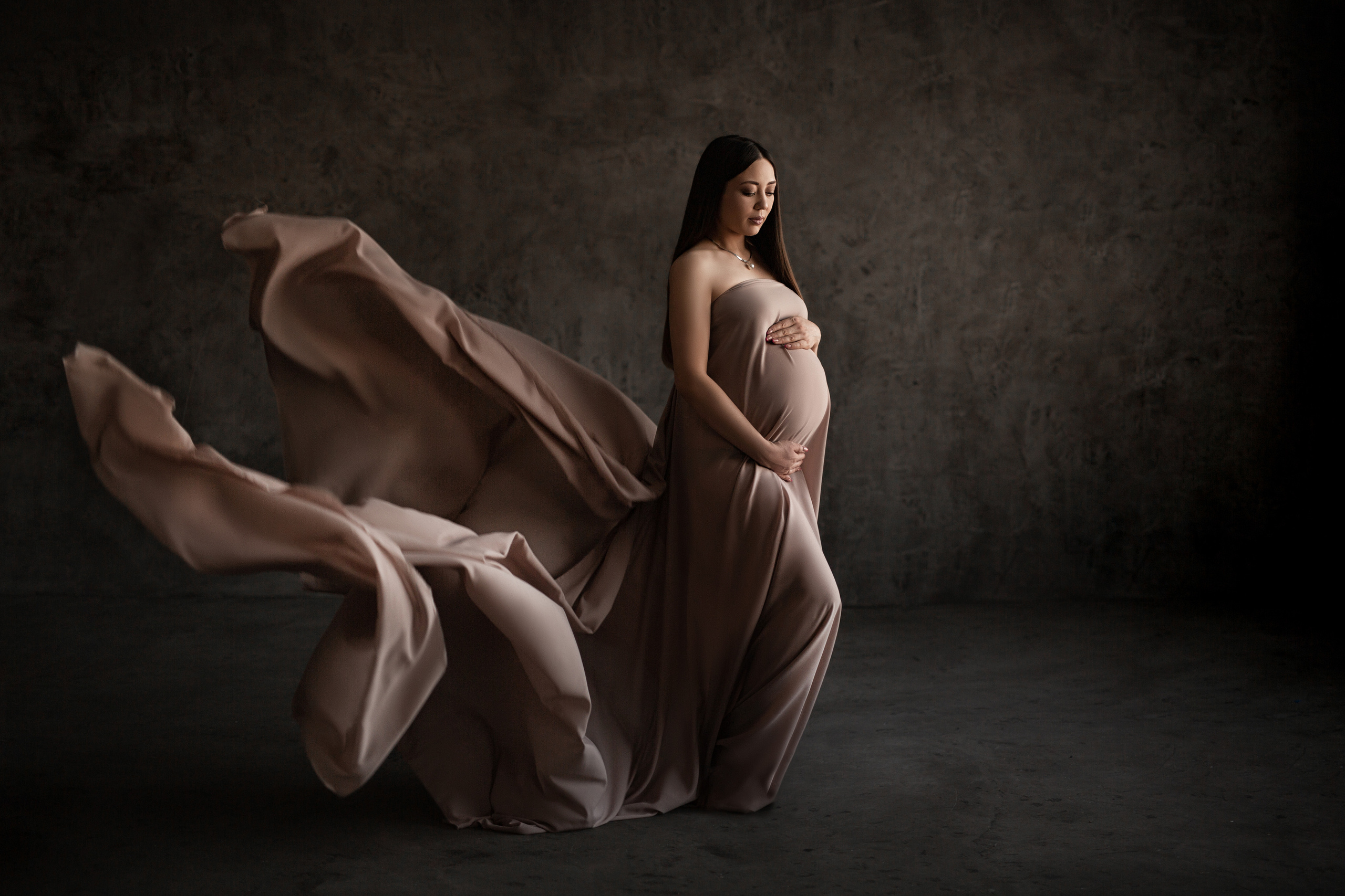 Беременность в темной студии. Демидова Натали, фотограф беременности и материнства г. Астана