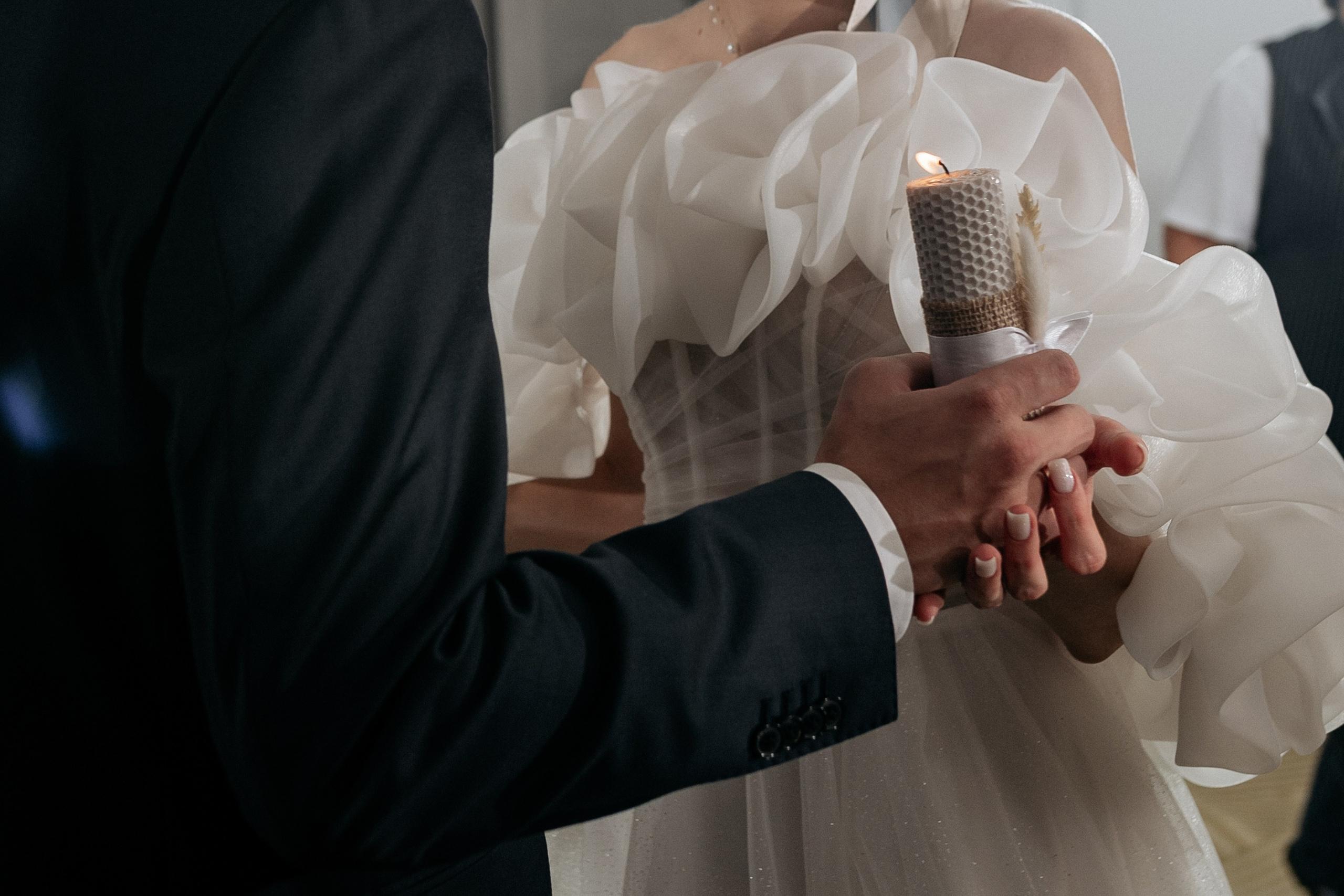 Фотограф Новороссийск - молодожены зажигают семейный очаг, медленный танец молодых.