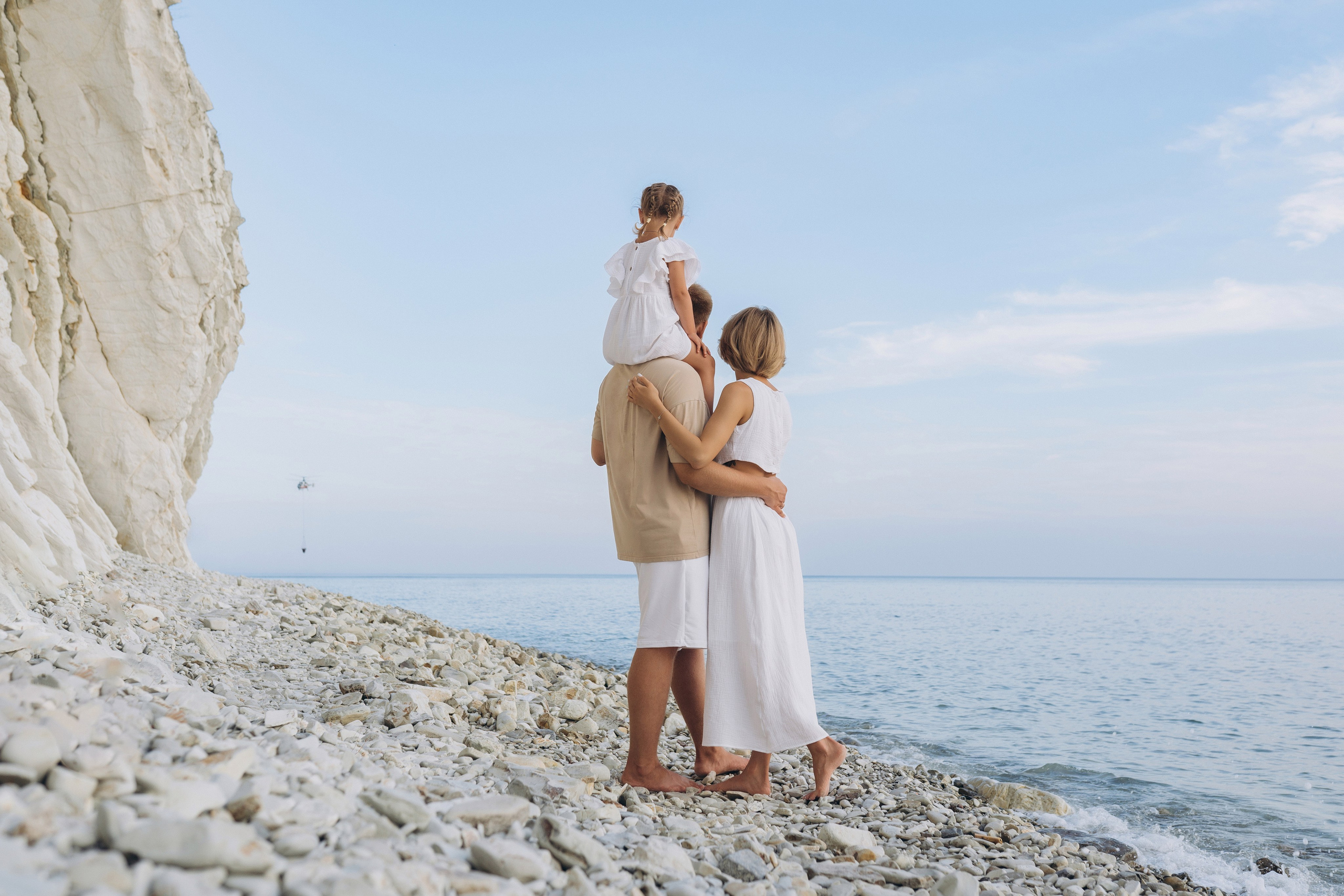 Семейная фотосессия в Геленджике - радостные объятия на фоне бирюзовых вод Голубой бездны