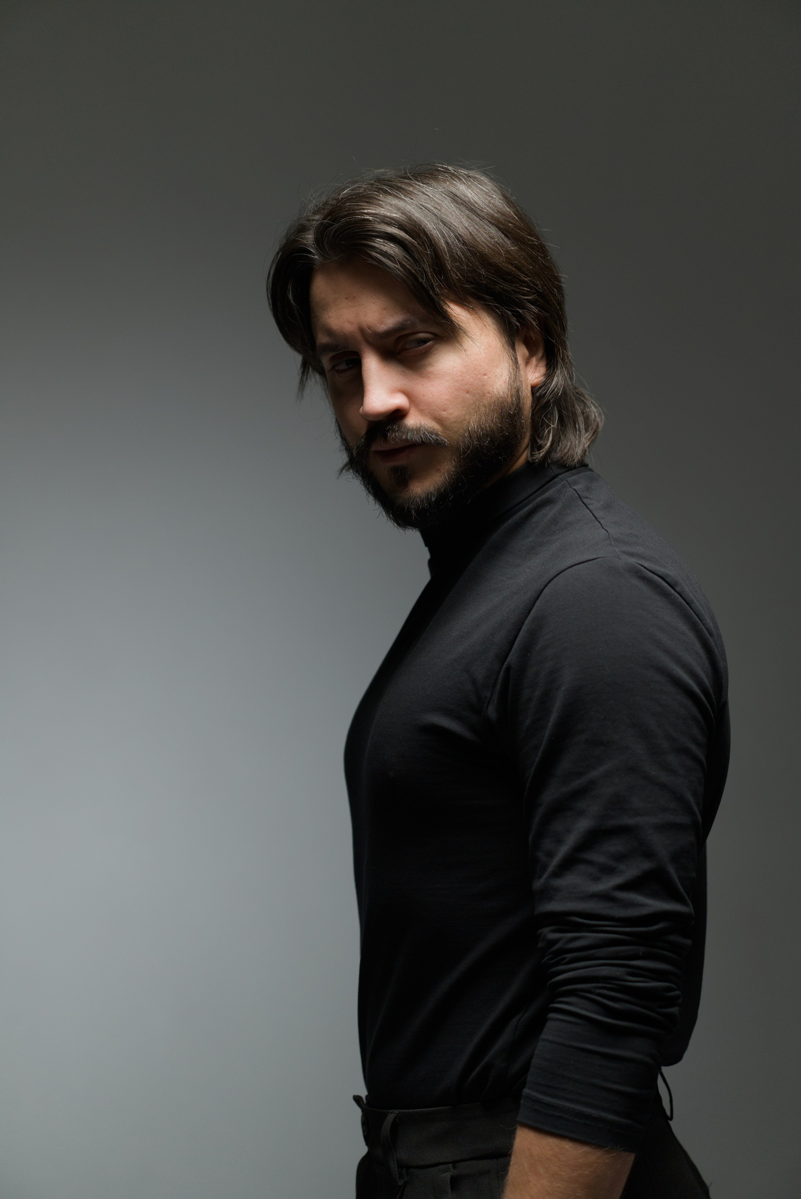 Мужской портрет в кресле. Мир глазами Саши Д