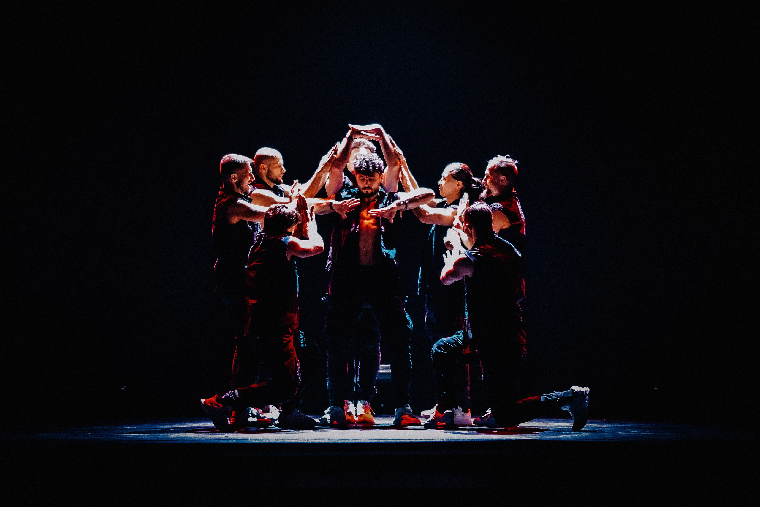 Шоу «Под дождём» 03 / 2025. ФОТОГРАФ ЕКАТЕРИНБУРГ