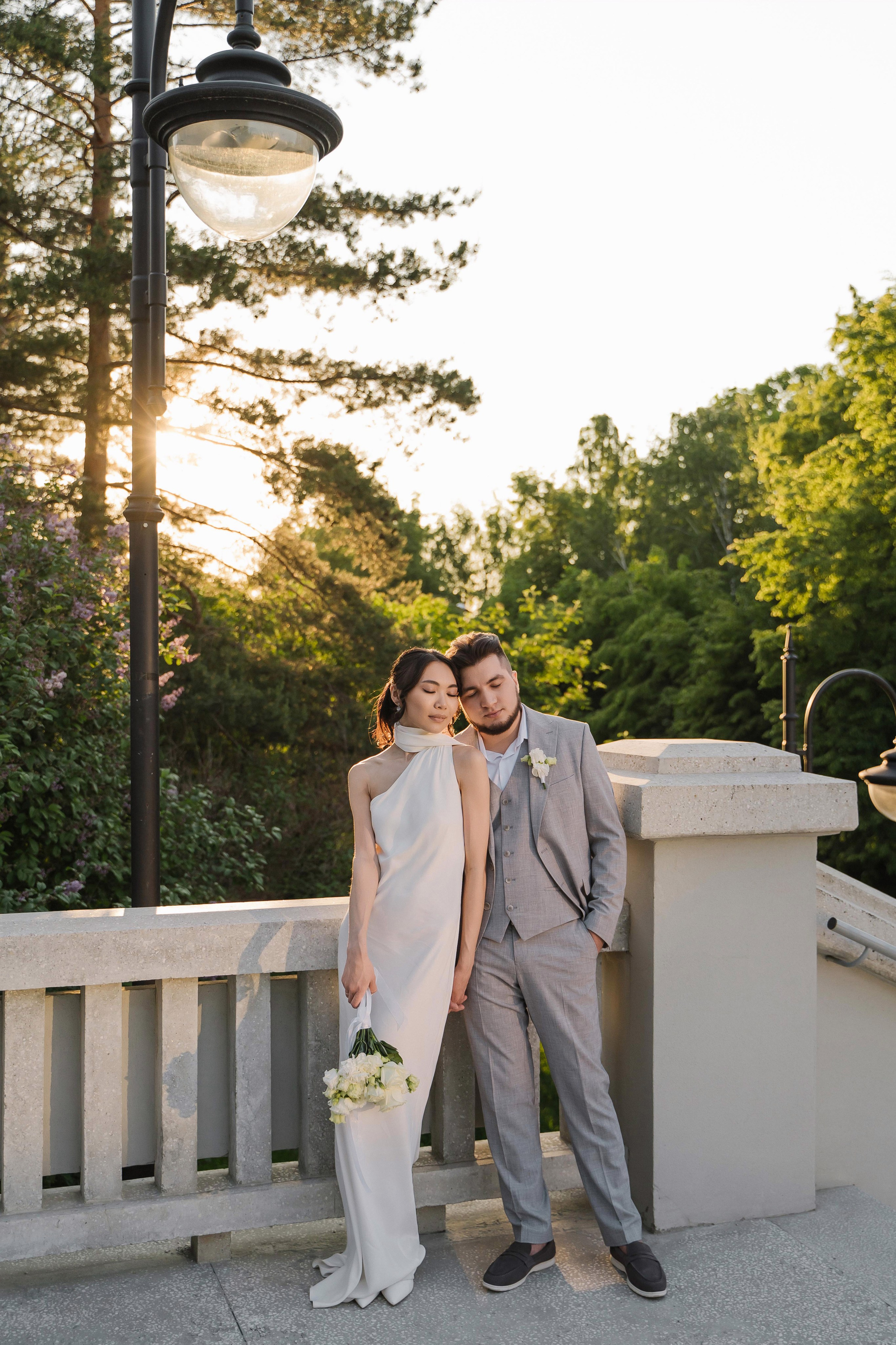 Свадебная фотосессия молодожен на закате в городе Казань
