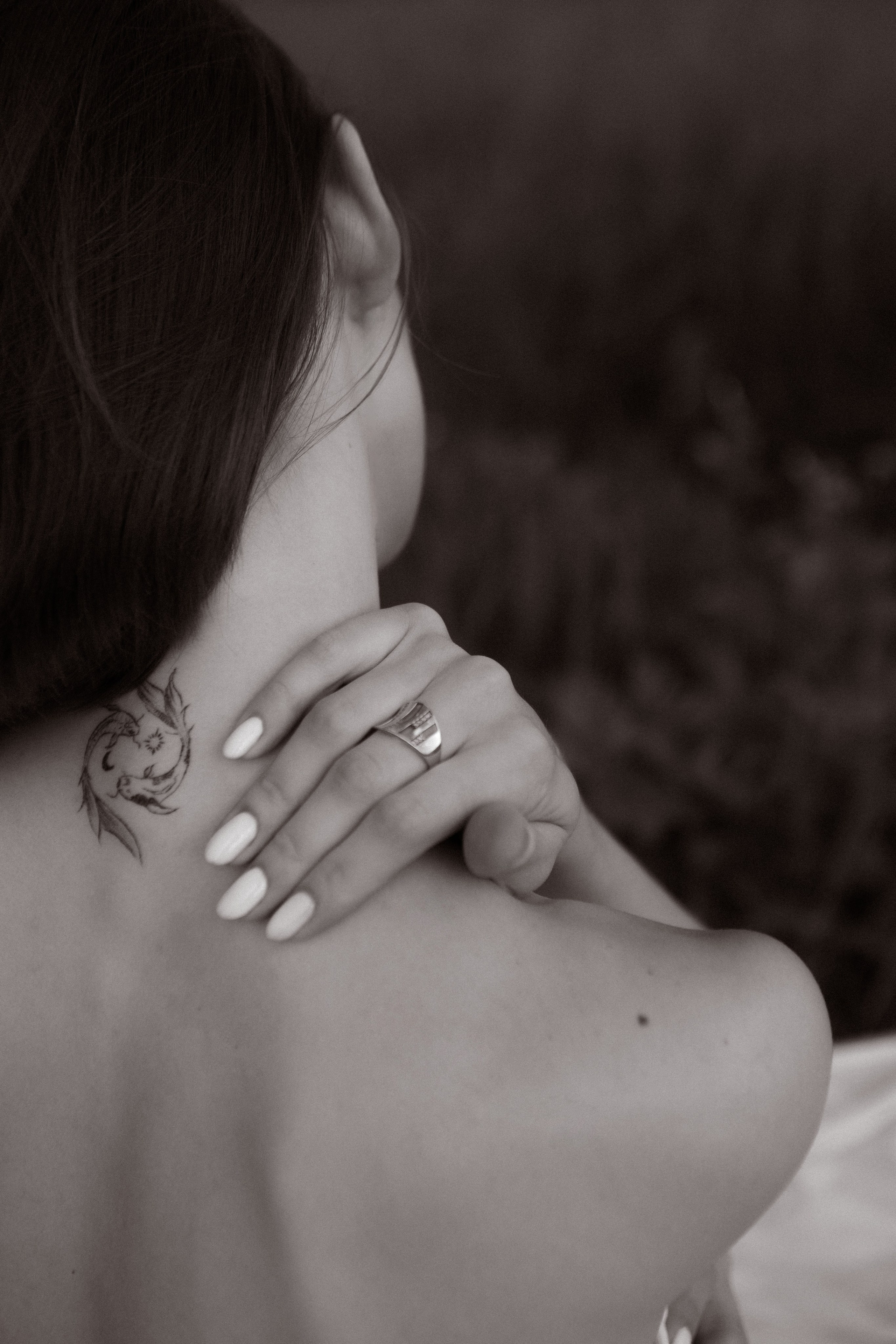 Летняя фотосессия в поле. Девушка в поле в кровати