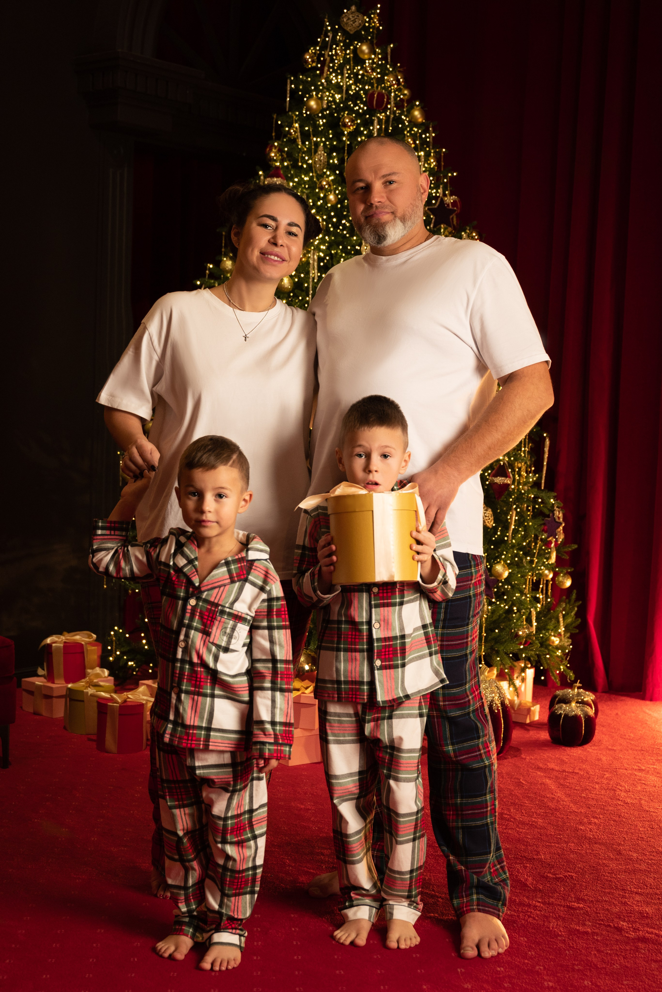 Новогодняя фотосессия в студии зале АНРИ. Фотограф Ксения Огородова портфолио