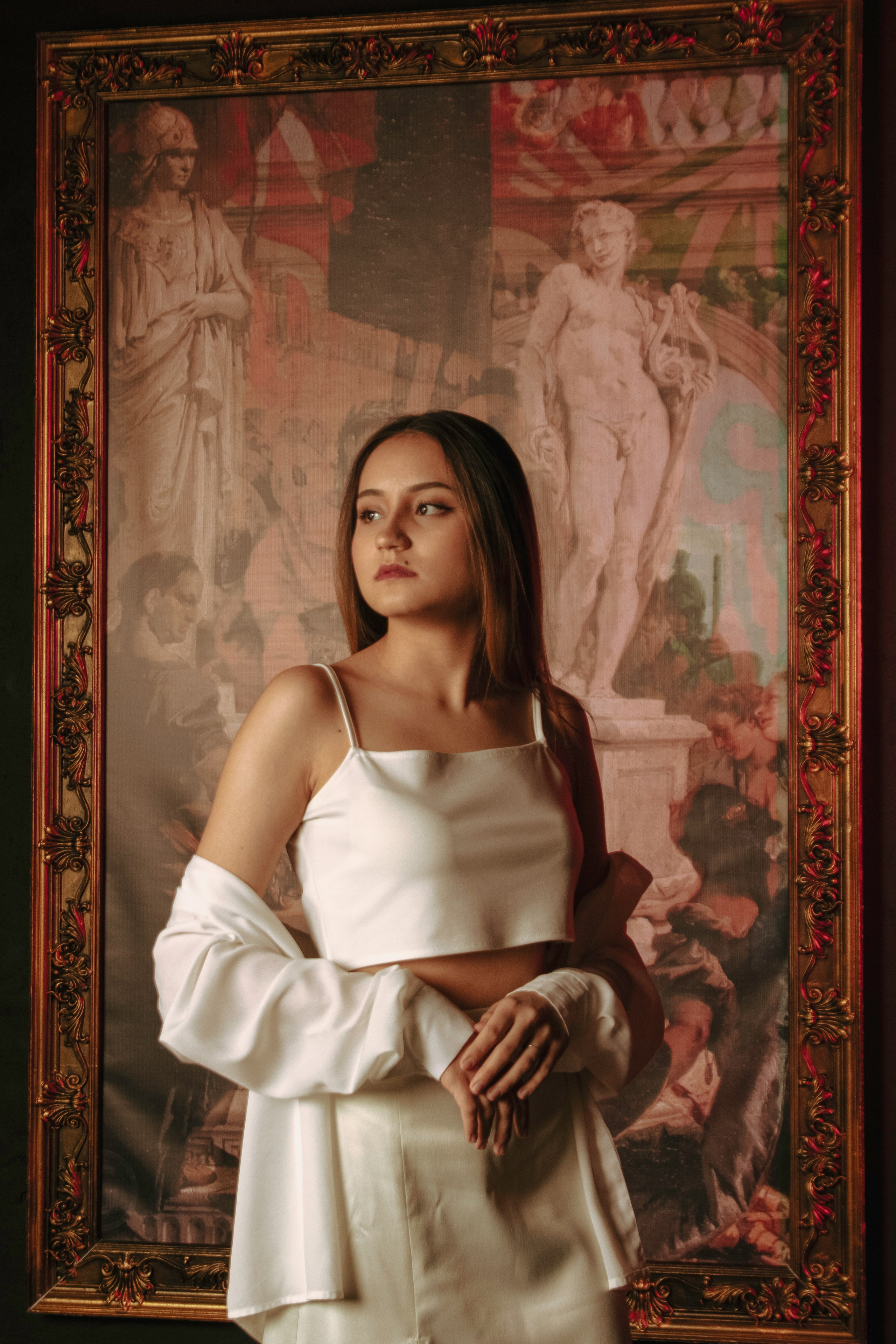 портрет девушки а стиле ренессанс на фоне картины в белой одежде