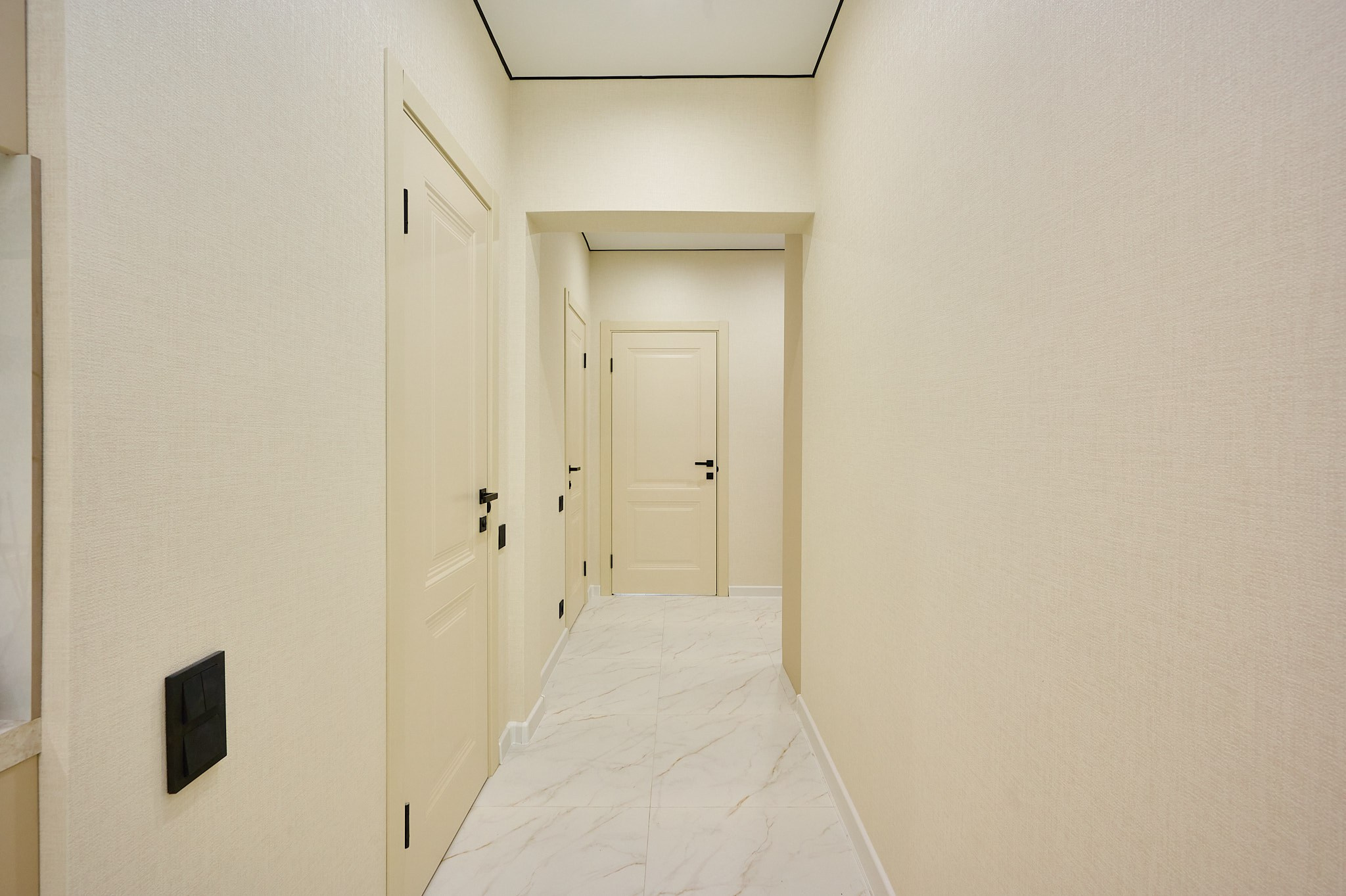 белый коридор с белыми дверями 