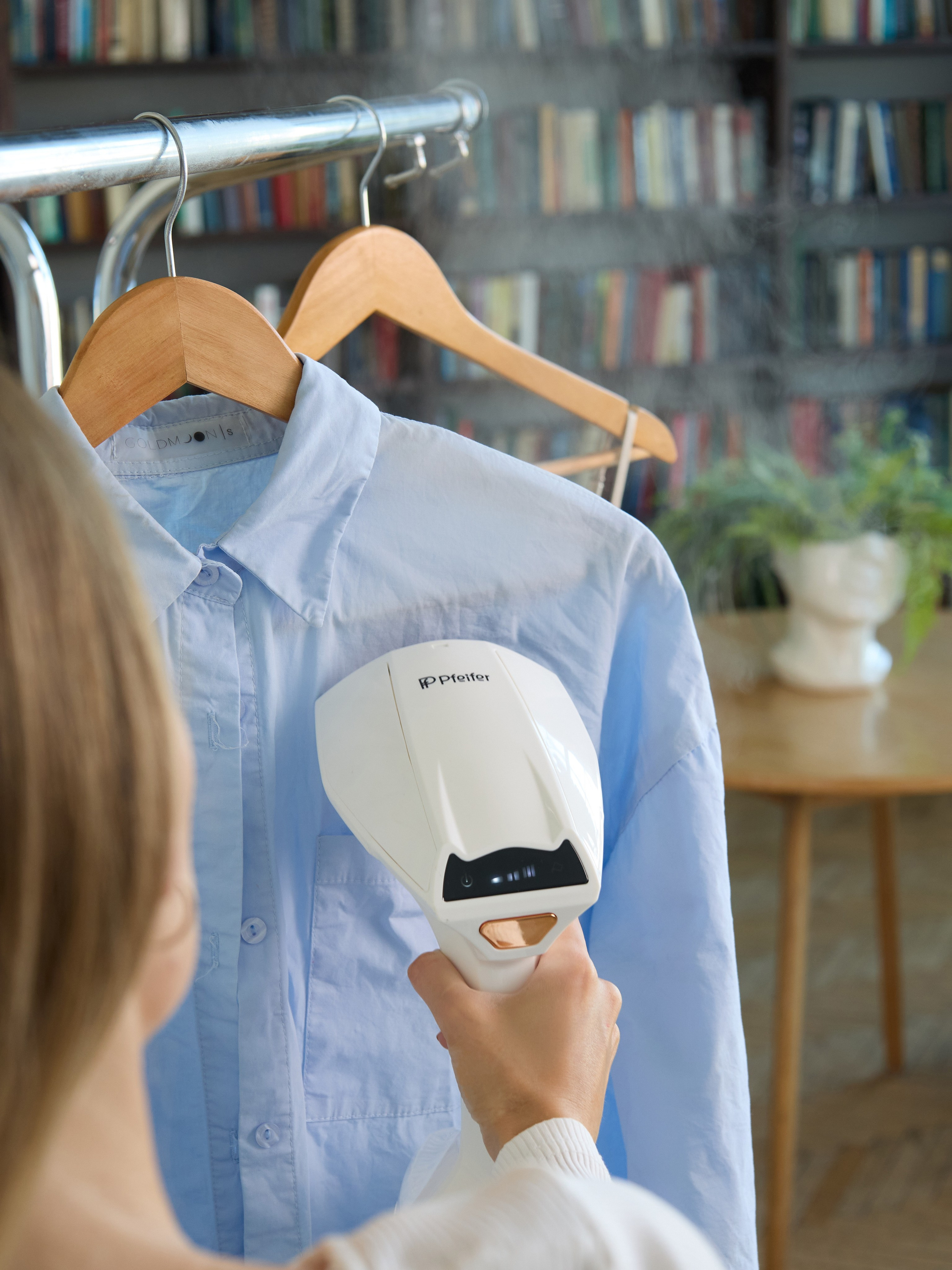 Модель отпаривает рубашку отпаривателем | Имиджевое фото для Ozon