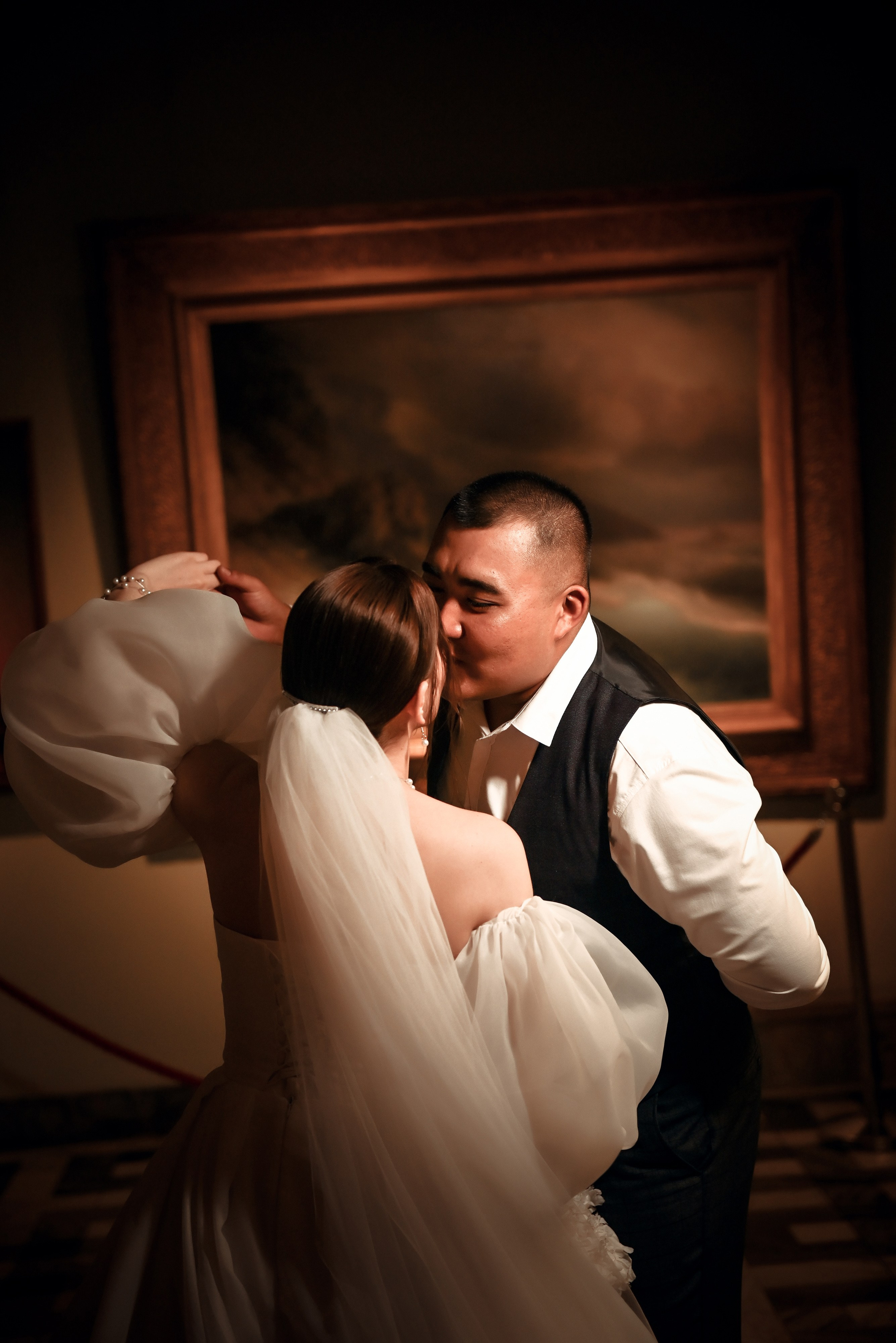 Небольшая свадебная серия в музее и прогулкой под дождем Эльмиры и Ризата. Свадебный, семейный, детский, контент фотограф в Омске Максим Ильин