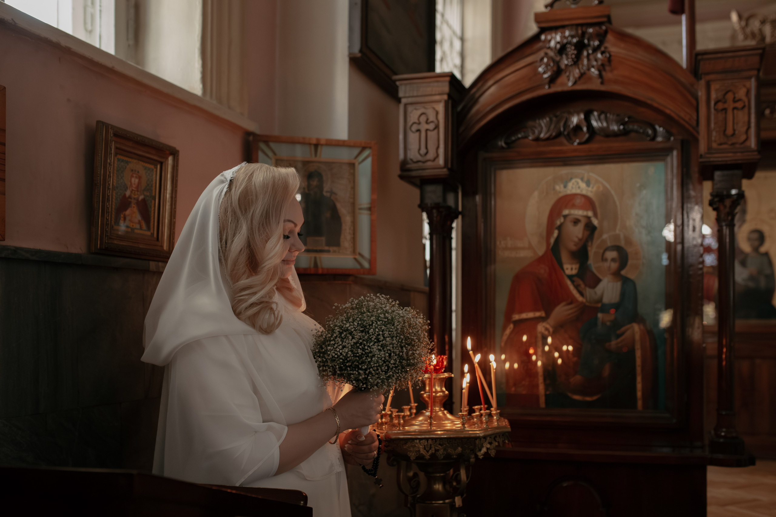 невеста в Пантелеимоновом приделе Успенского кафедрального собора в Ташкенте