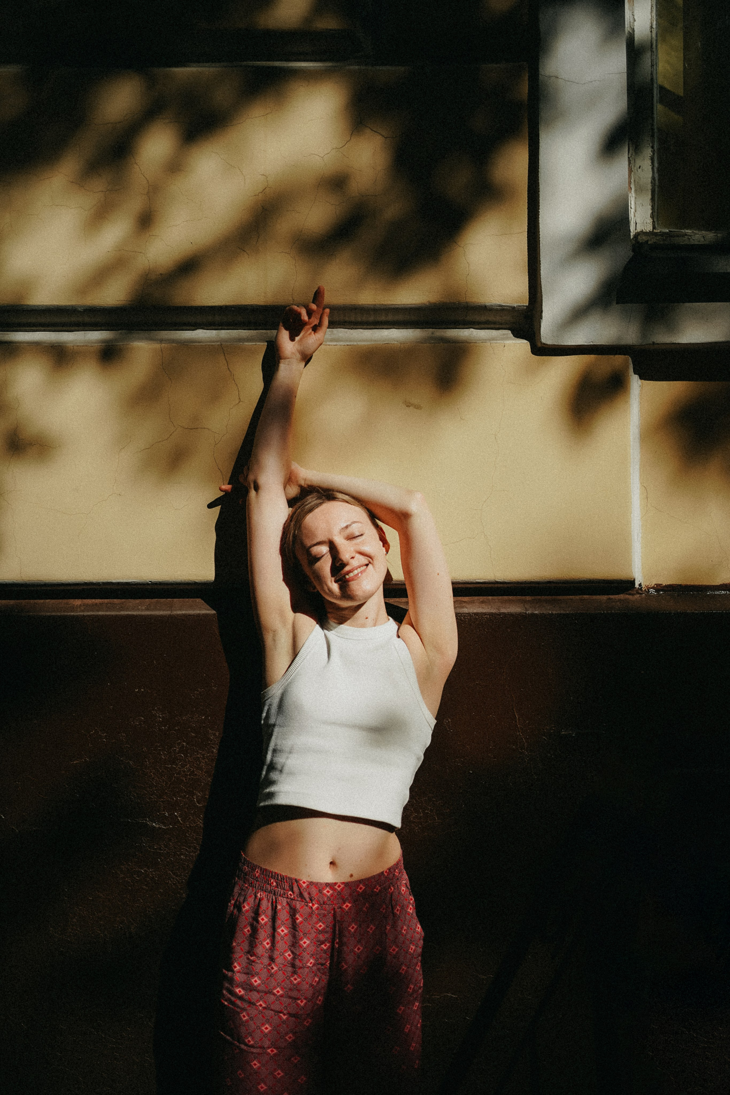 Девушка по городу шагает босиком. Фотограф Наталья Колганова