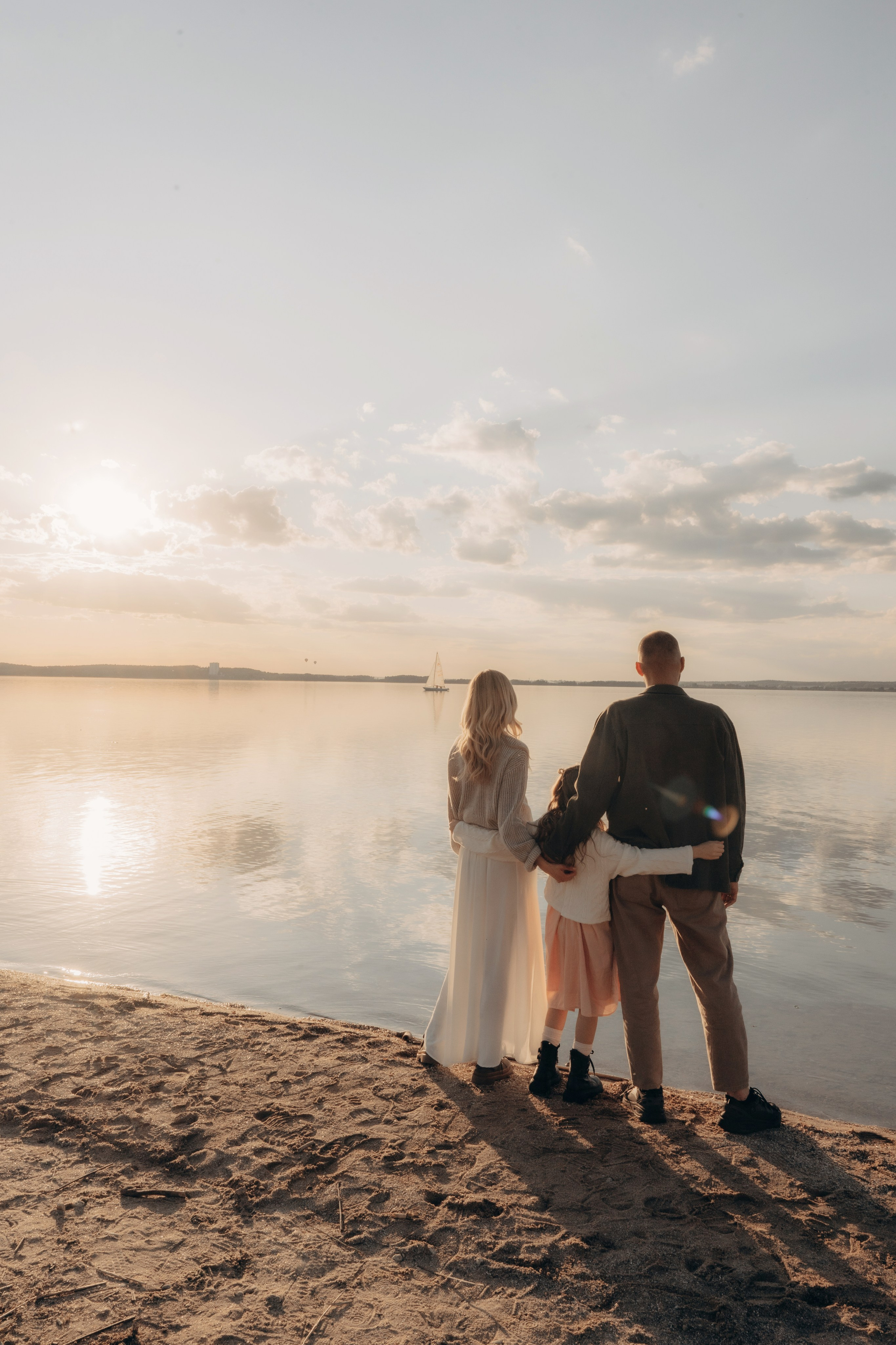 Весеннее тепло семьи на берегу Минского моря. Ваш семейный фотограф в Минске — Вика Трегубова