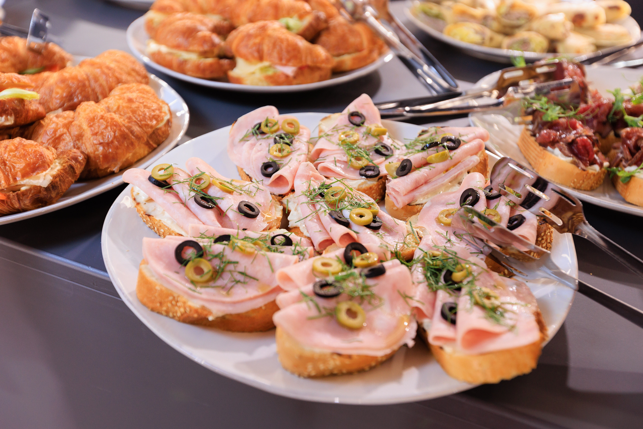 Фотограф для съемки конференции Auto.ru в Детейлинг центре SVX detailing. Контент для бизнеса в Екатеринбурге Полдень Медиа