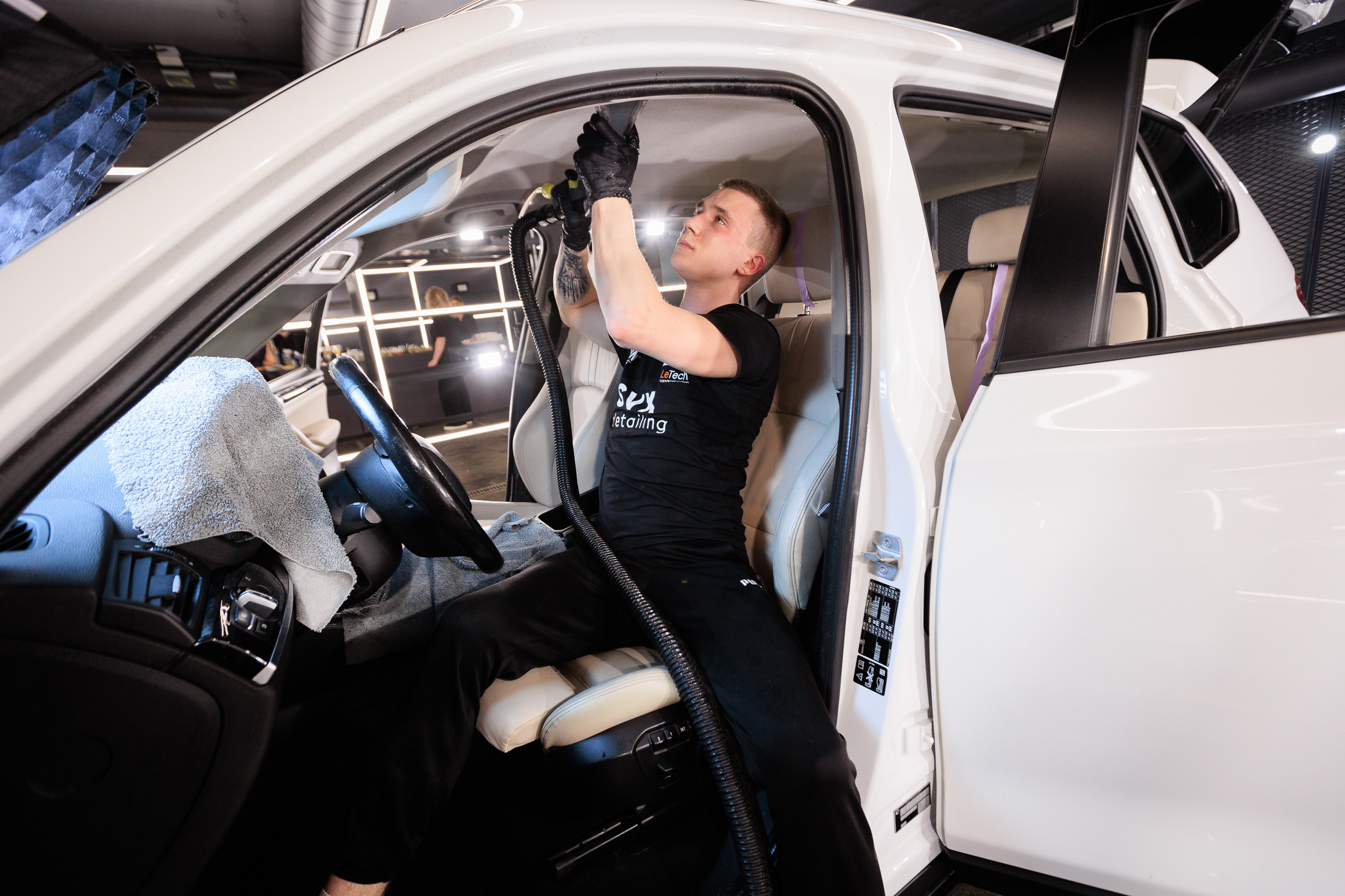 Фотограф для съемки конференции Auto.ru в Детейлинг центре SVX detailing. Контент для бизнеса в Екатеринбурге Полдень Медиа