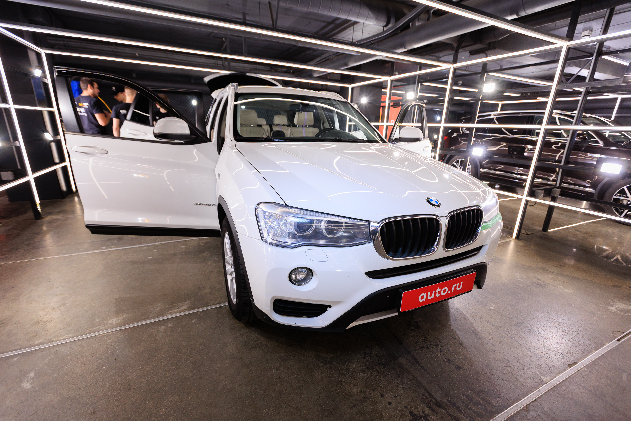 Фотограф для съемки конференции Auto.ru в Детейлинг центре SVX detailing. Контент для бизнеса в Екатеринбурге Полдень Медиа