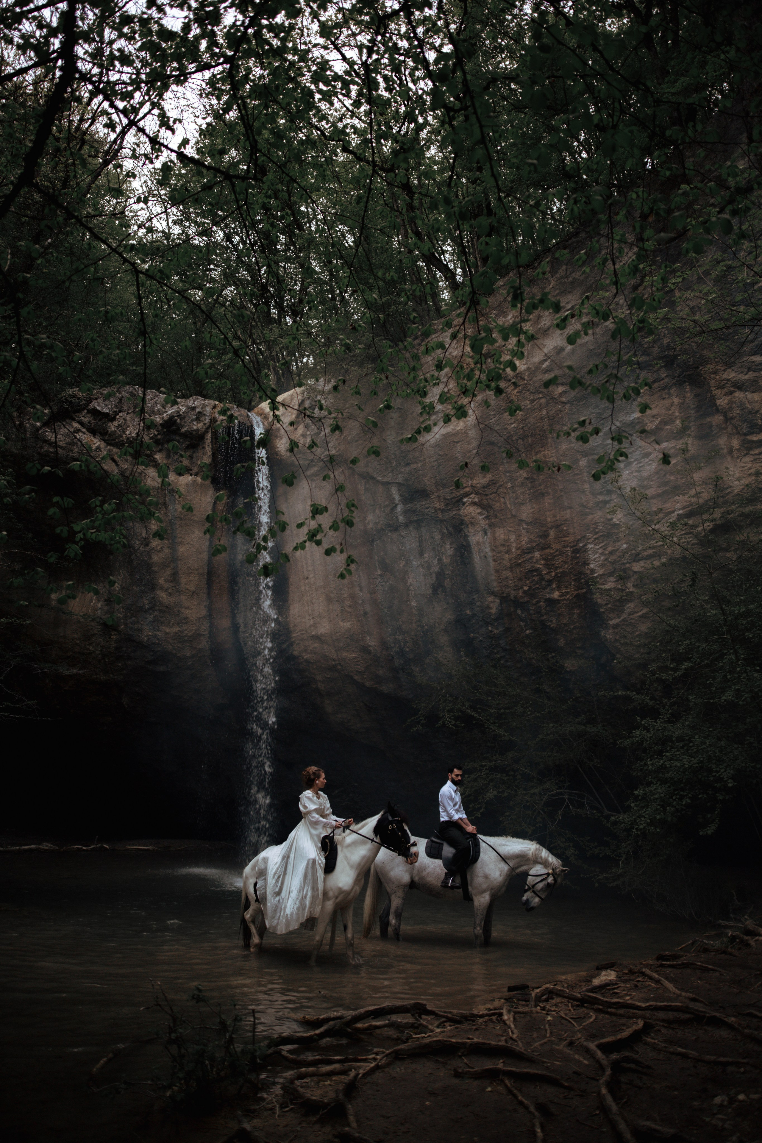 Свадебная фотосессия у водопада. Фотограф Анастасия Залевская