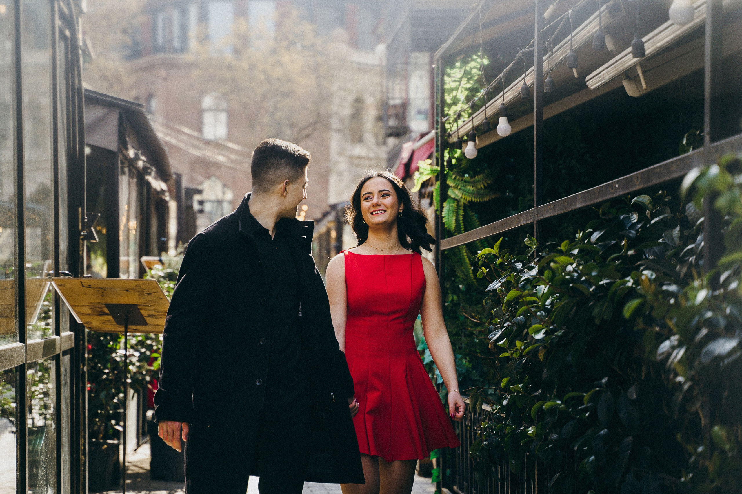 Девушка в красном