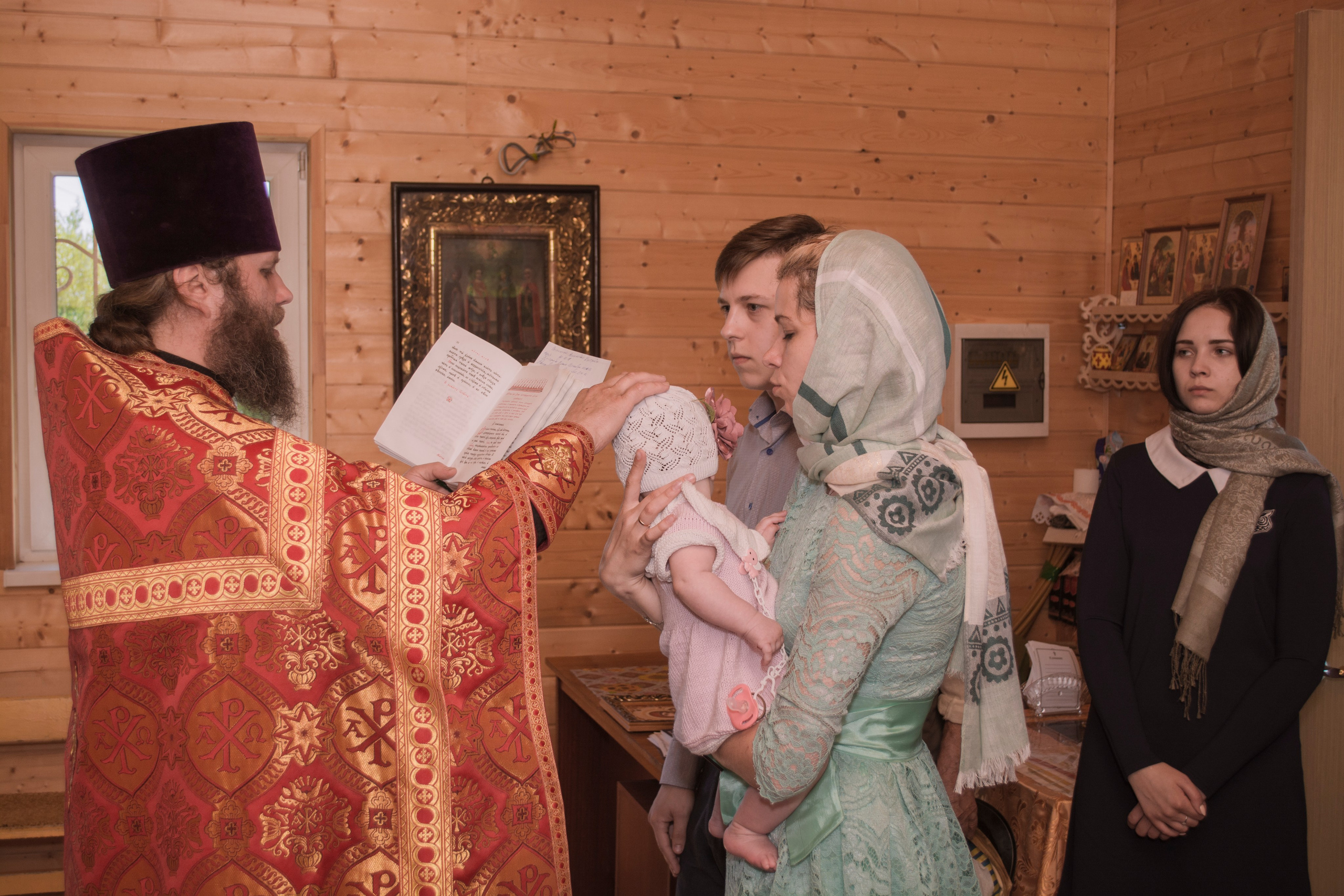 Крещение Василисы в храме Николая Чудотворца в д. Старый погост. Фотограф Евгений Егоров
