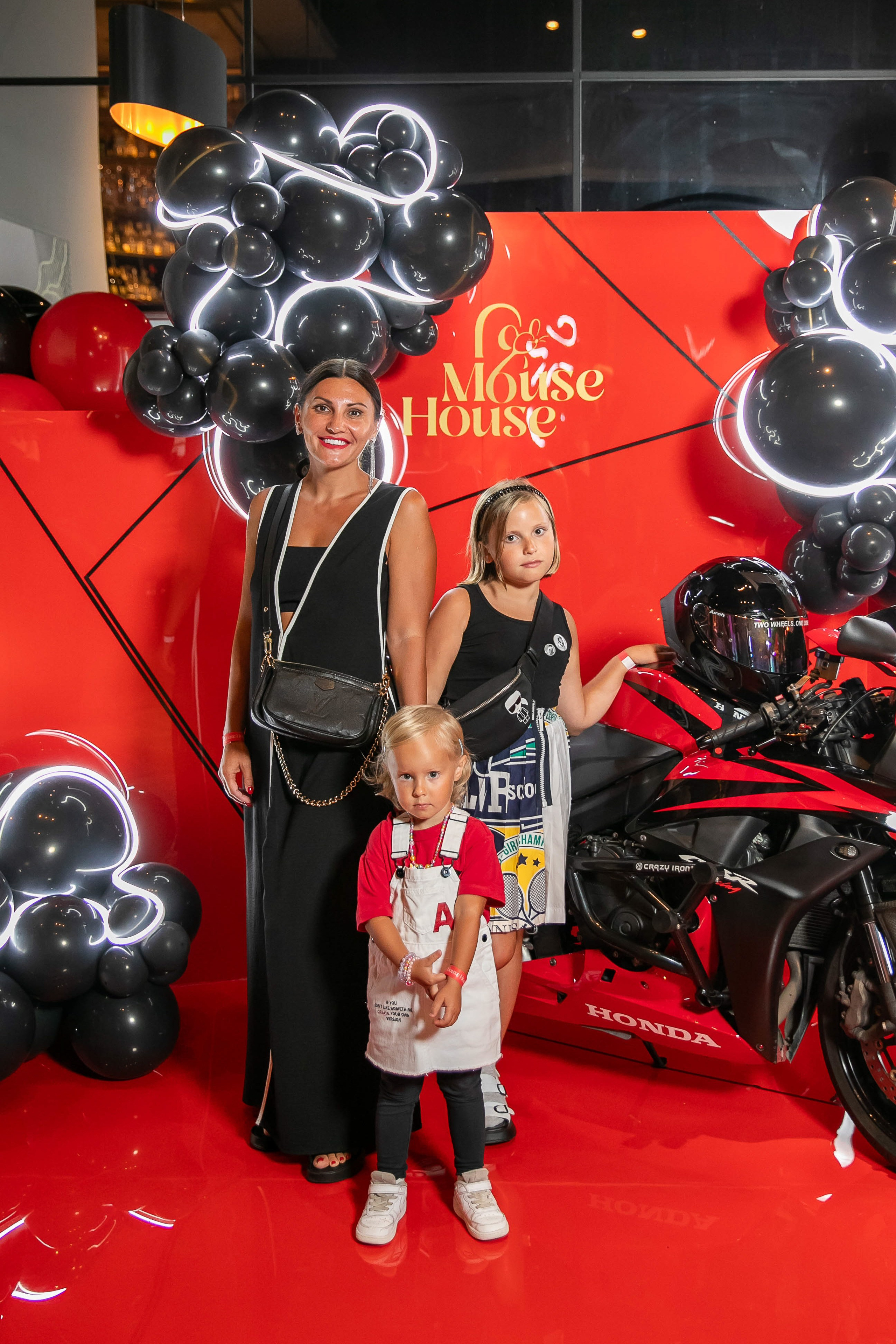 Отпетые мошенники в Mouse House. NesterovaMaria.ru