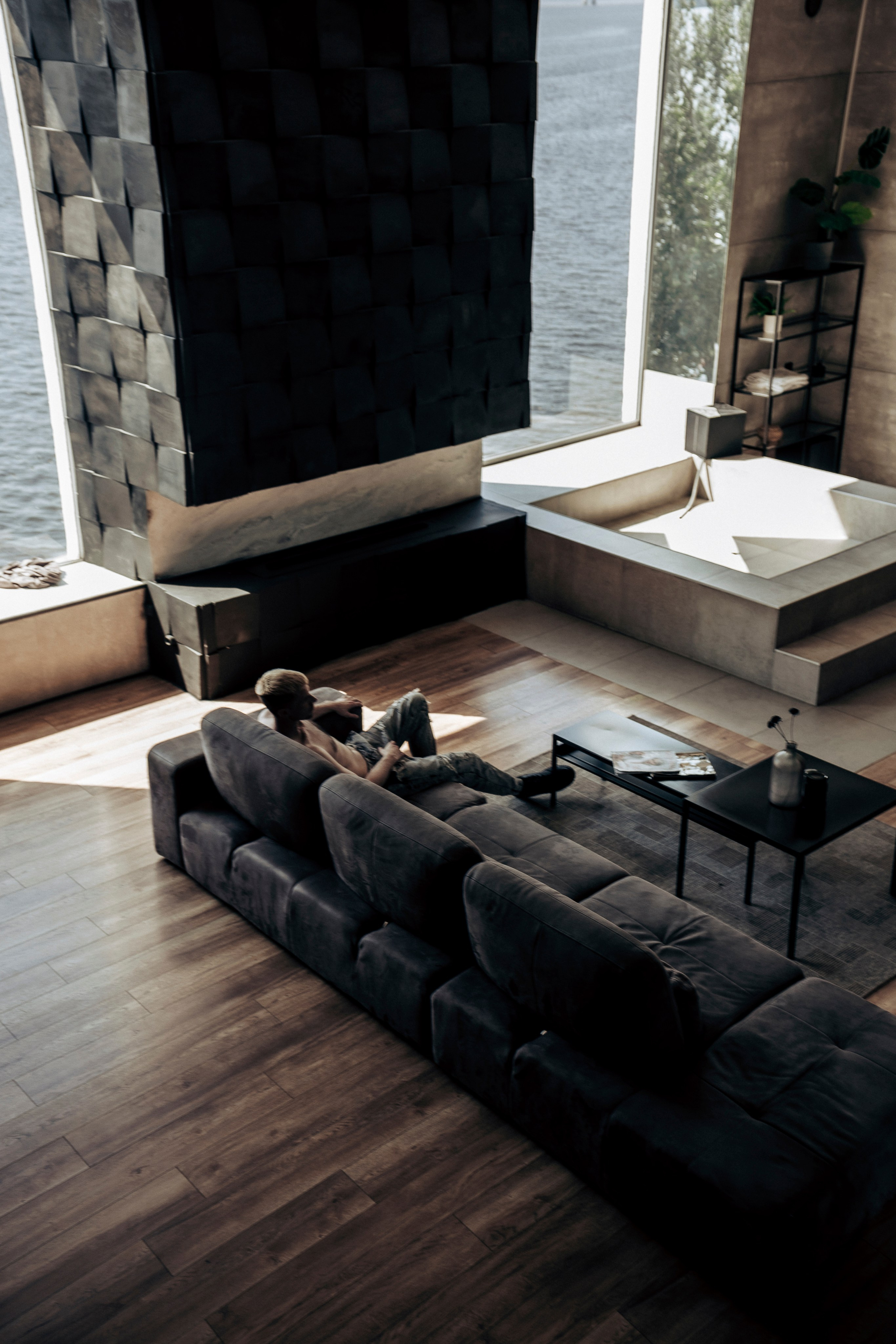 Мужская фотосессия в пространстве G47, на мотоцикле в Невской ратуше и в фотостудии «Art Place». Профессиональный фотограф в Санкт-Петербурге Александр Волосенцев