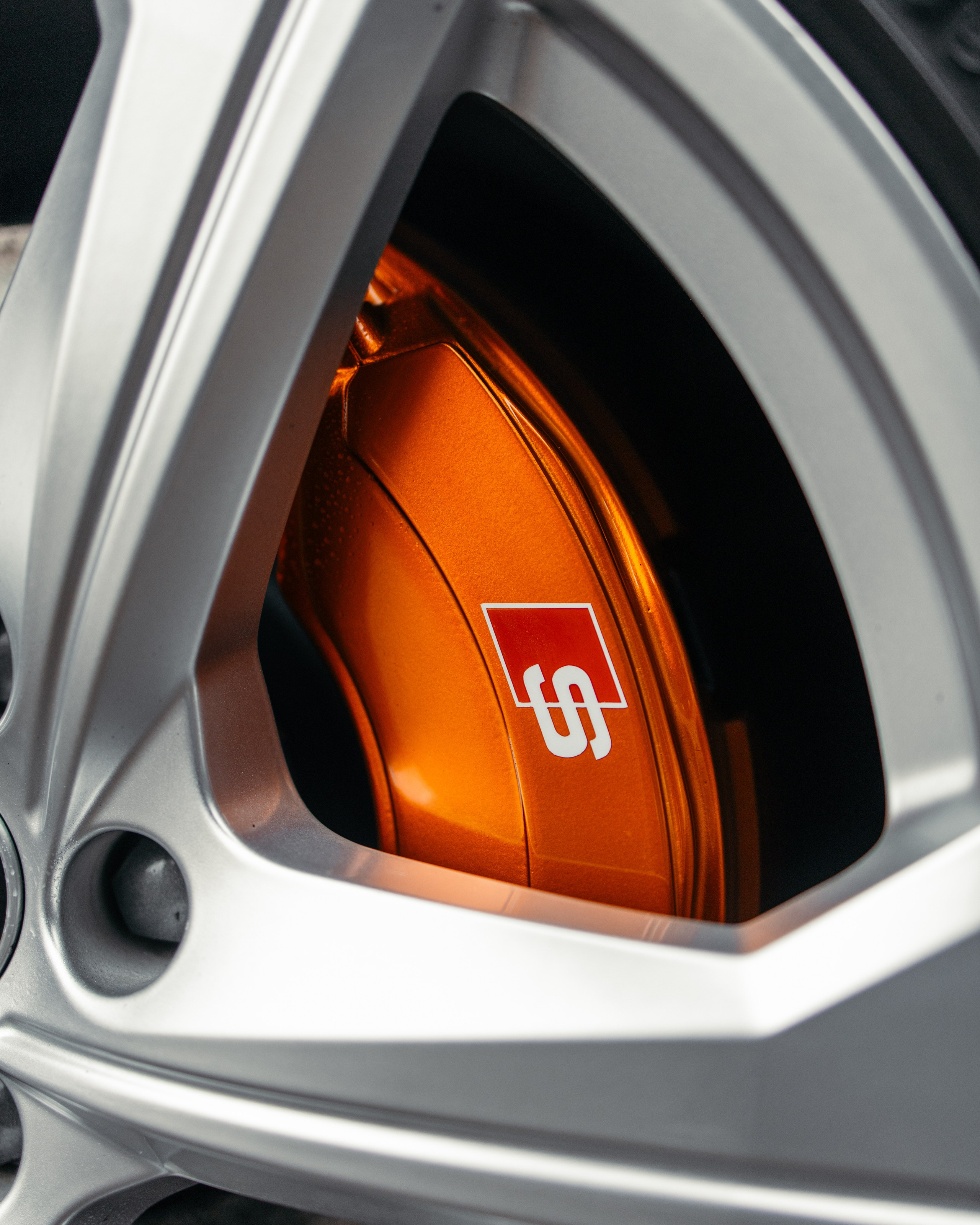 Audi A6 2 раза поменяла цвет, оклейка с проемами в зеленый и преклейка в серый. DeLorein