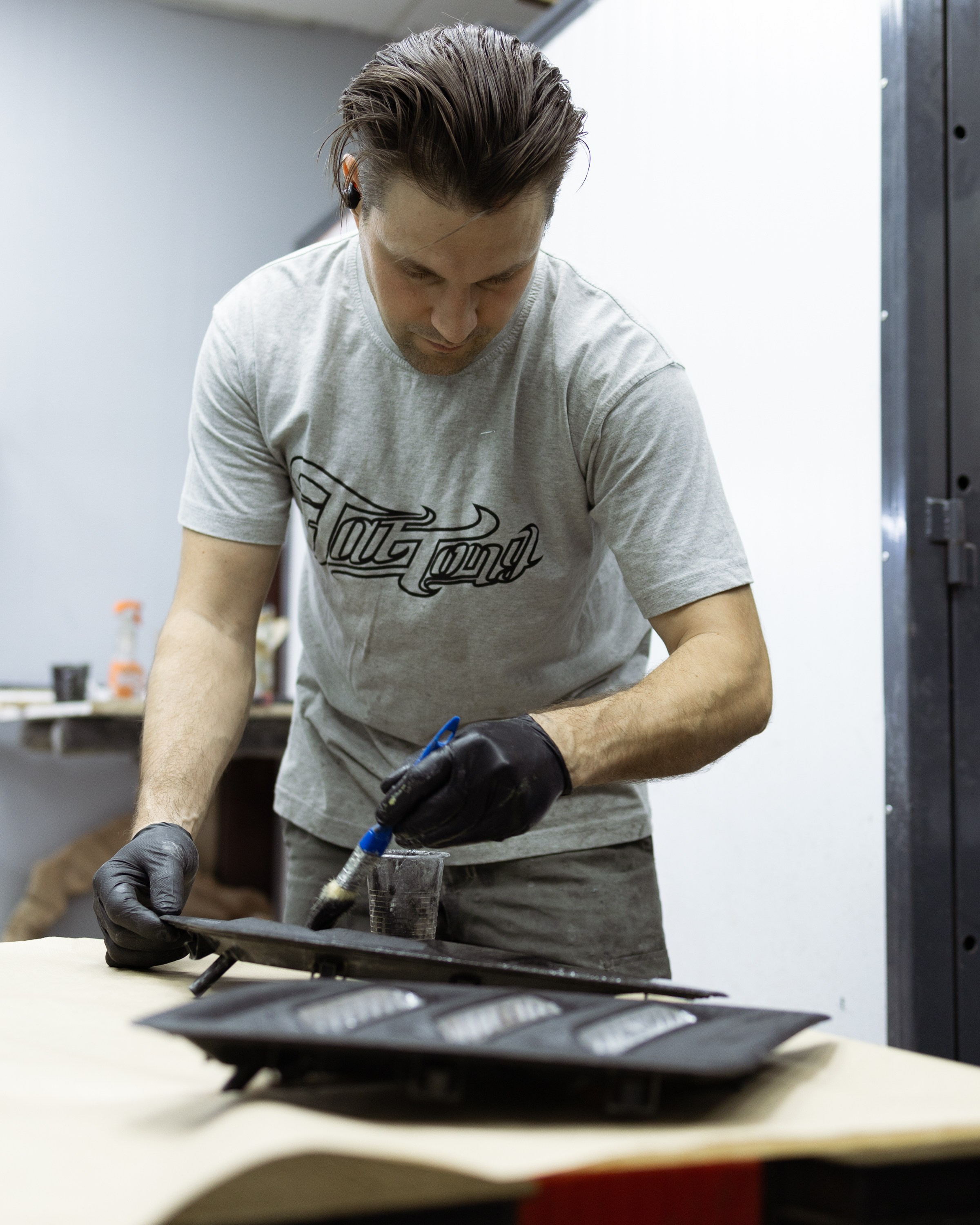 Ram 1500 ламинация карбоном, окрас шильдов, проушин, установка света в решетку. DeLorein