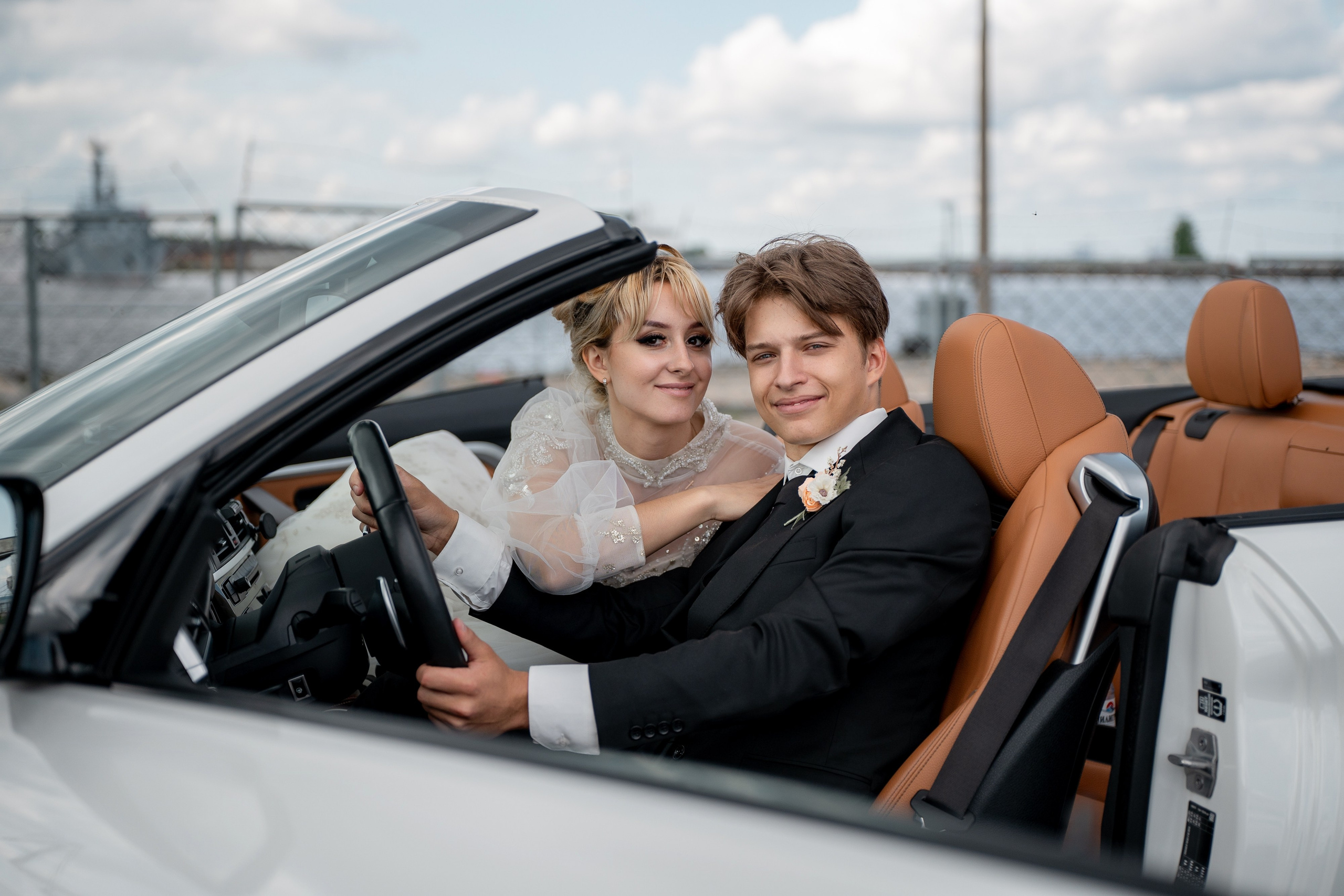 Свадебная фотосессия на пристани в Ломоносове на белом кабриолете. Жених и невеста в машине
