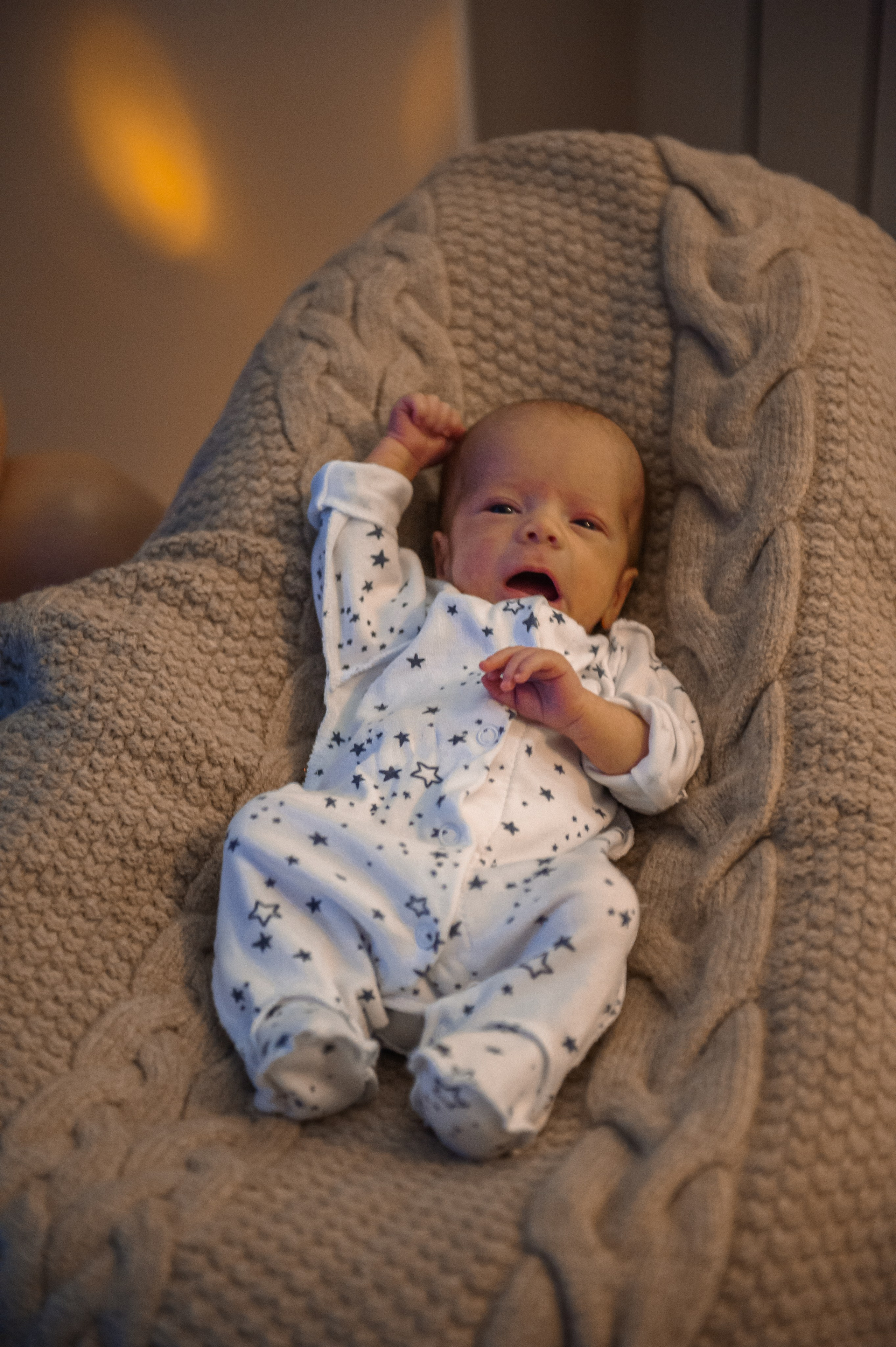 новорожденный мальчик в люльке