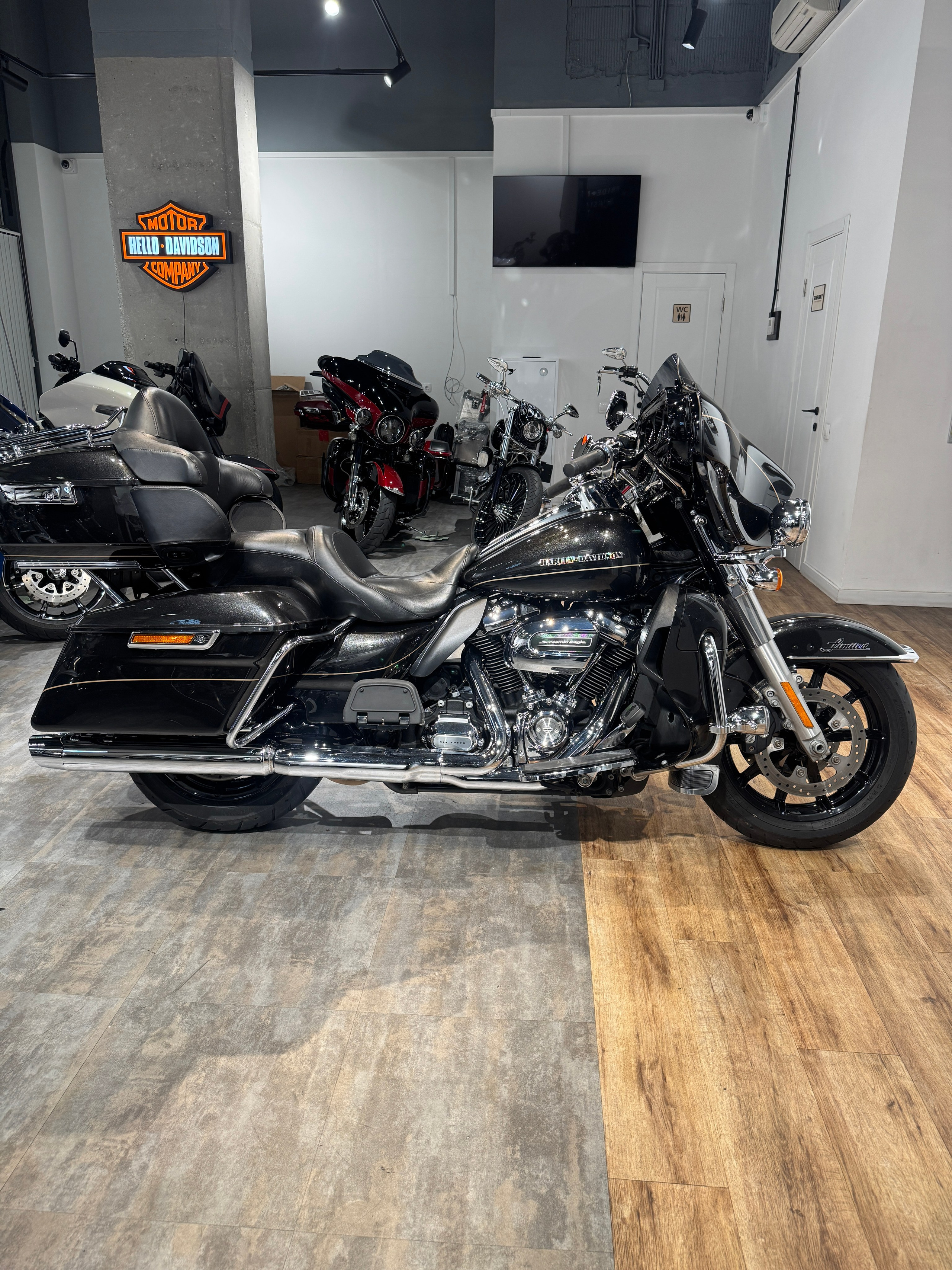 Мотоциклы Harley-Davidson 2017 Electra Glide Limited (Black Tempest) (Touring)  — купить мотоцикл. Hello Davidson, Москва. Только хорошие мотоциклы…
