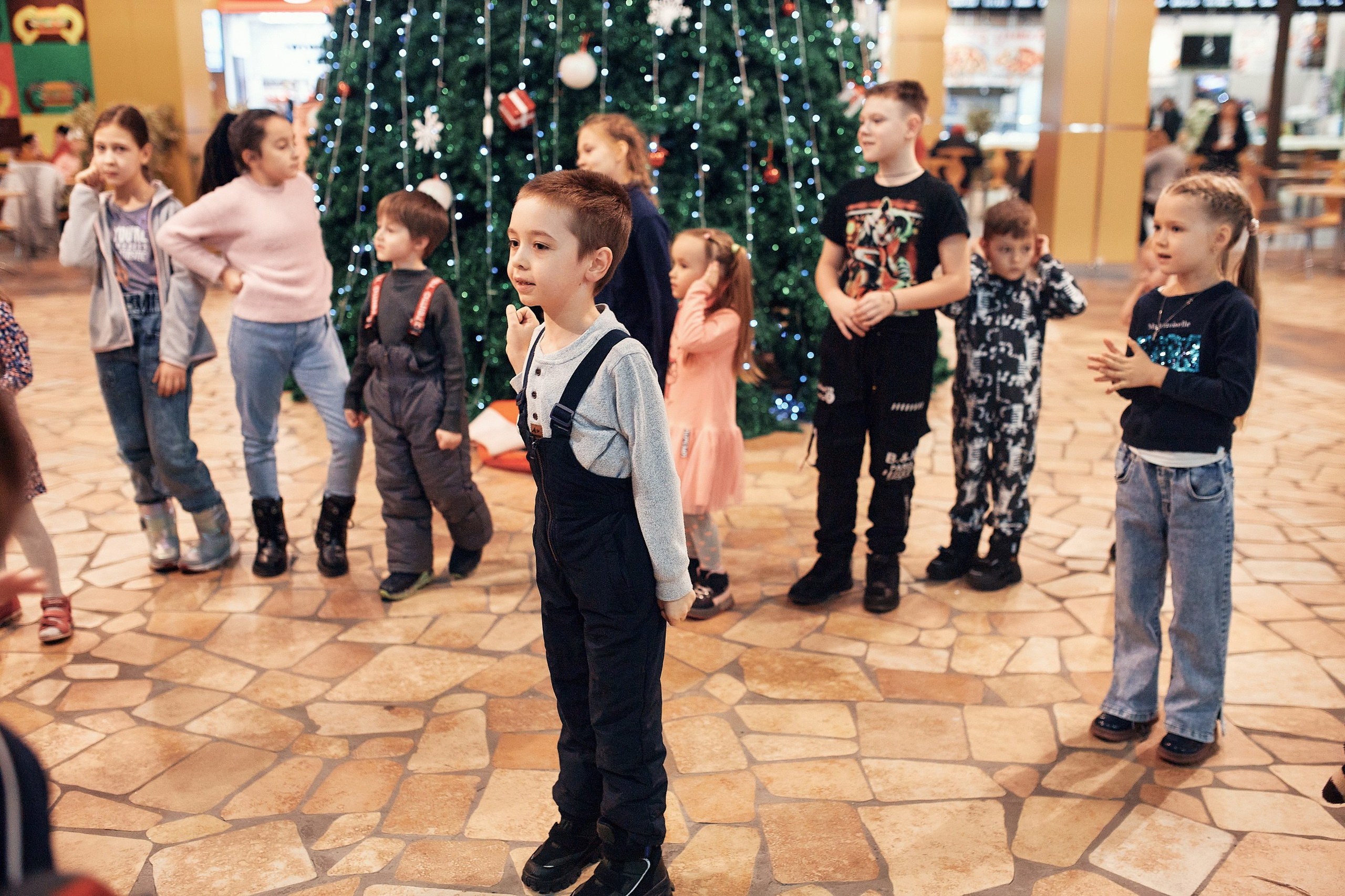Детский новогодний праздник в ТЦ Июнь. Семейный и репортажной фотограф в Красноярске и Москве Виктор Бабинцев