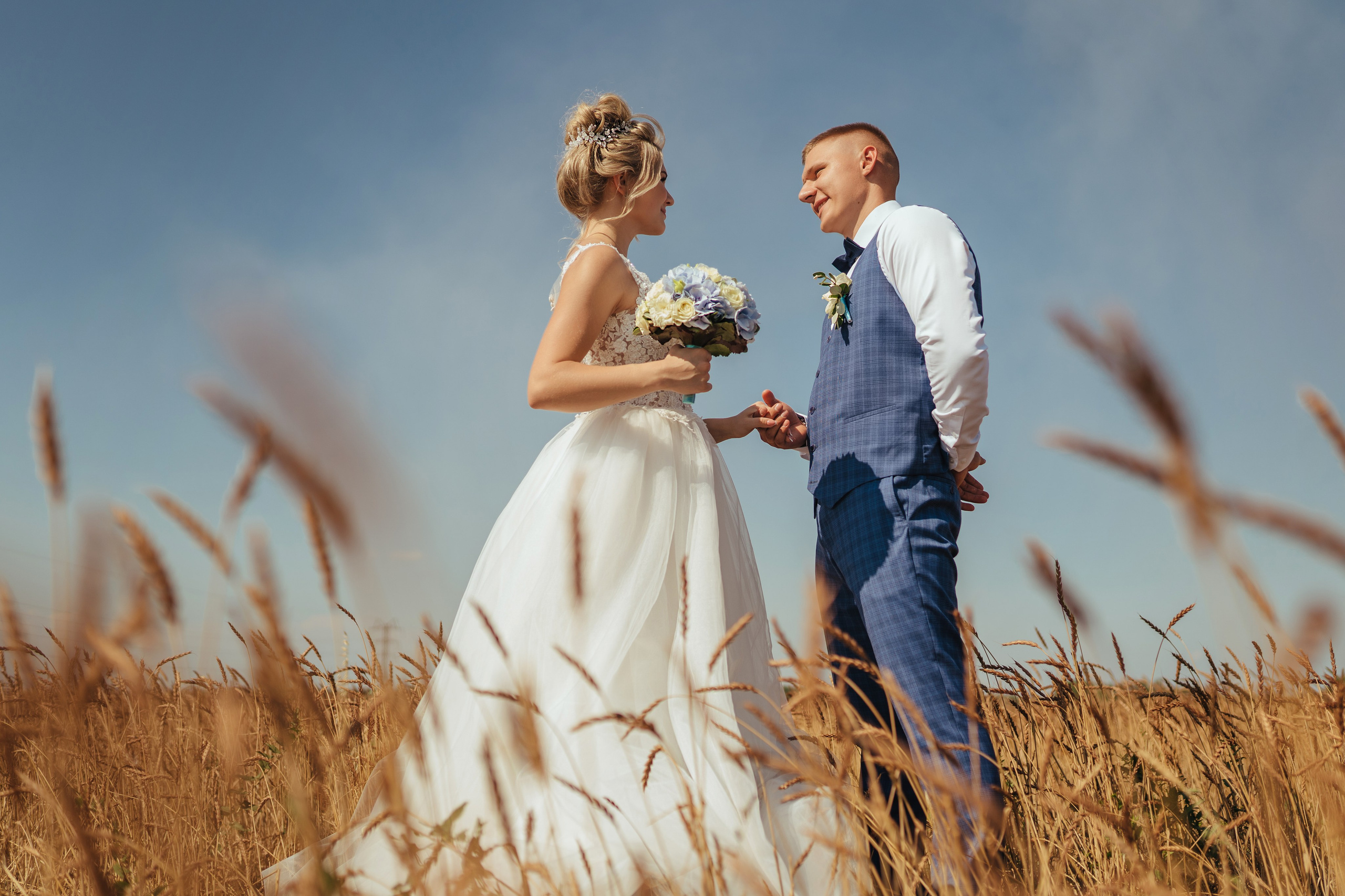 Жених и невеста встретились в пшеничном поле