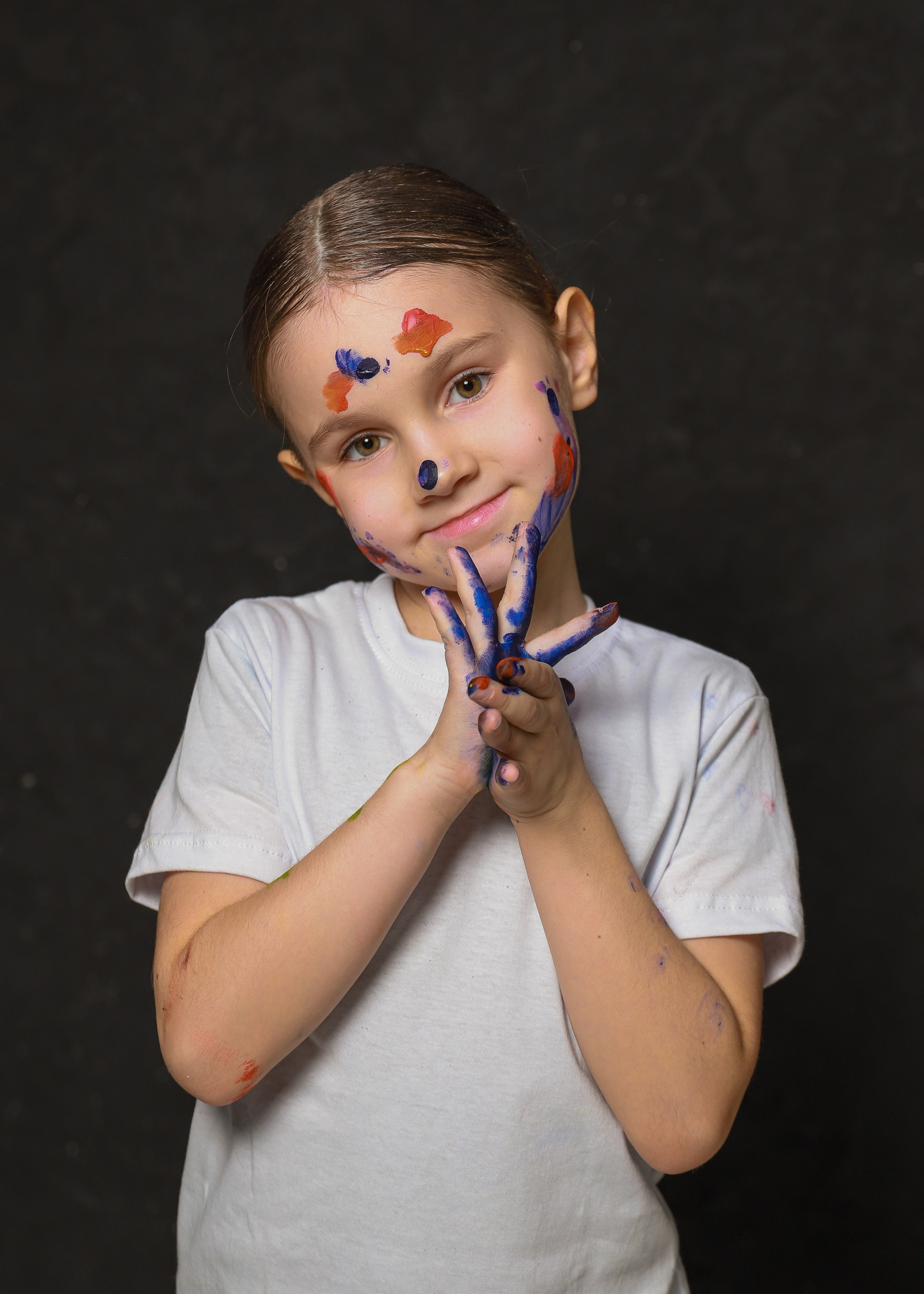 Младшие с красками. Фотограф Юлия Мальцева