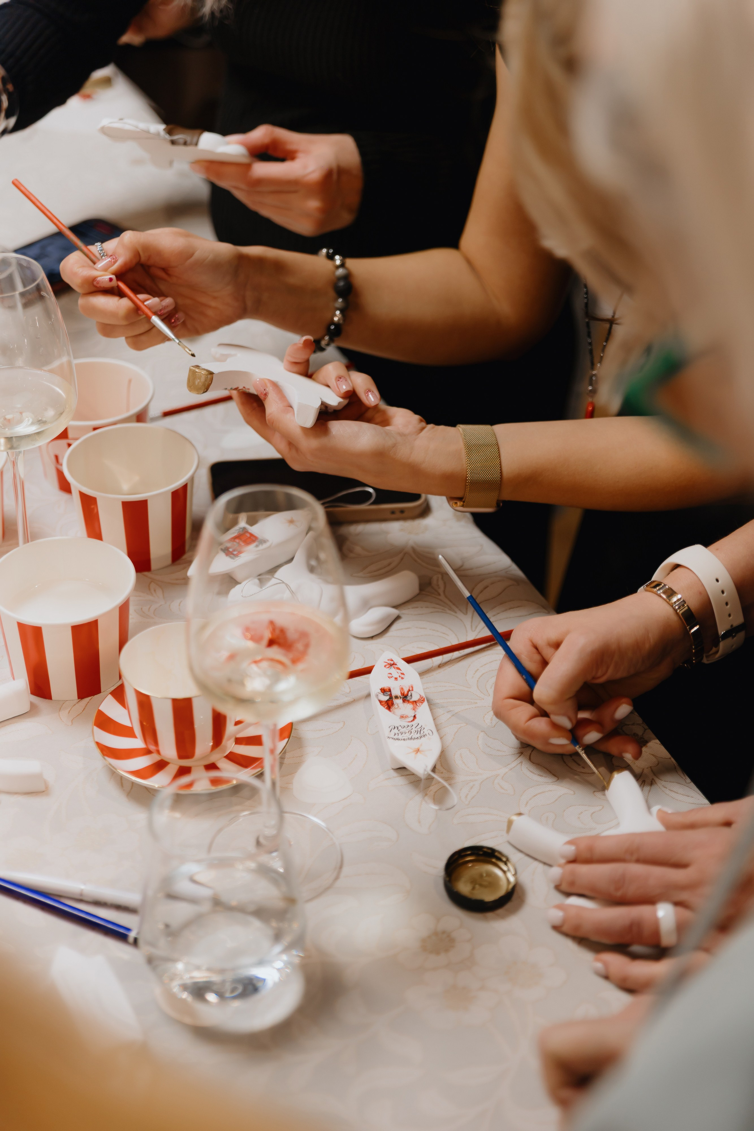 Предновогодний «Кофе-рейв» в L. DECO 17 декабря 2025 года. L. Deco интерьерный салон. Краски/обои/лепной декор