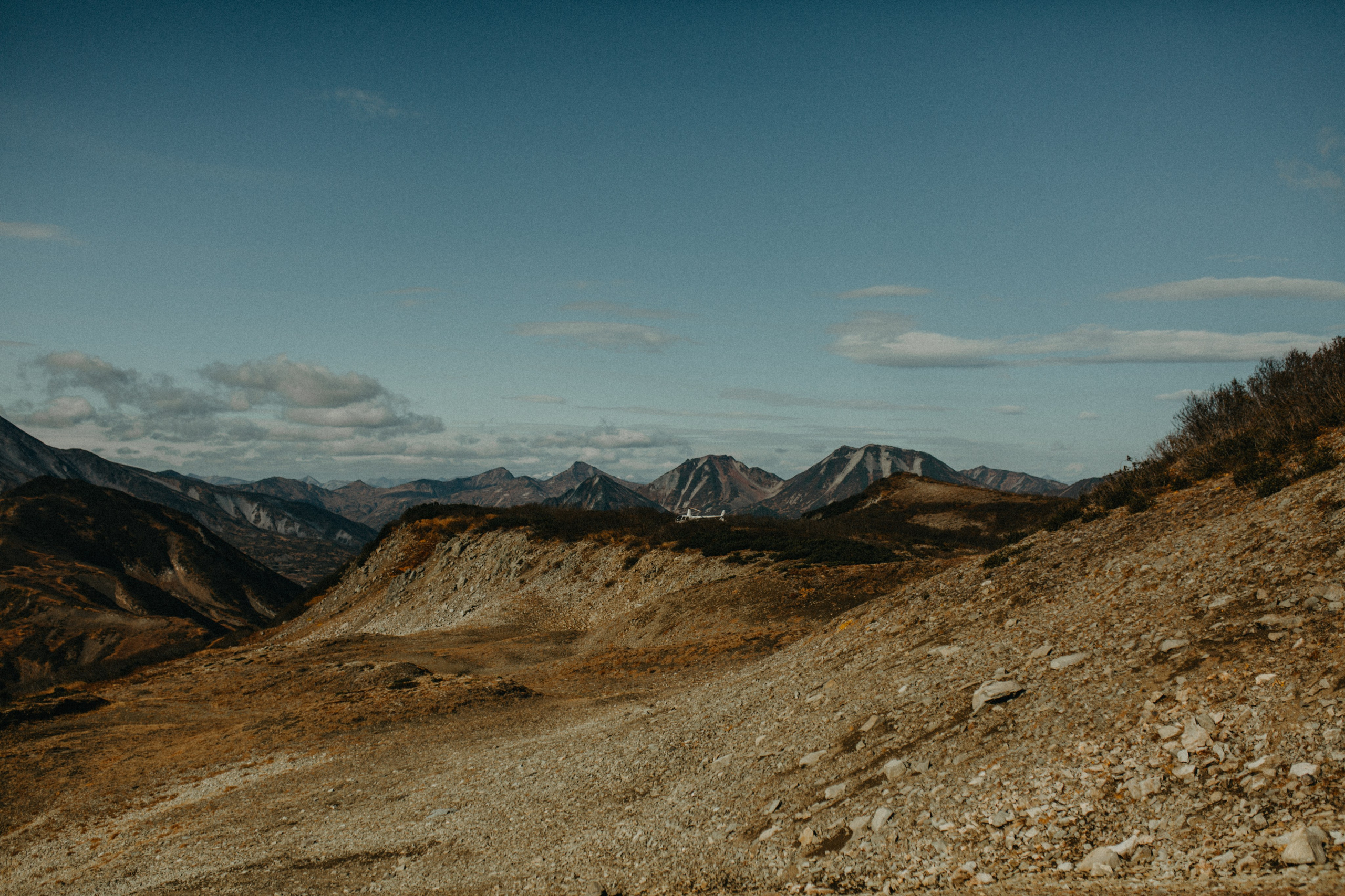 Вертолетный полет Бухта Жировая. Свадебное фото и видео на Камчатке. Туристические маршруты