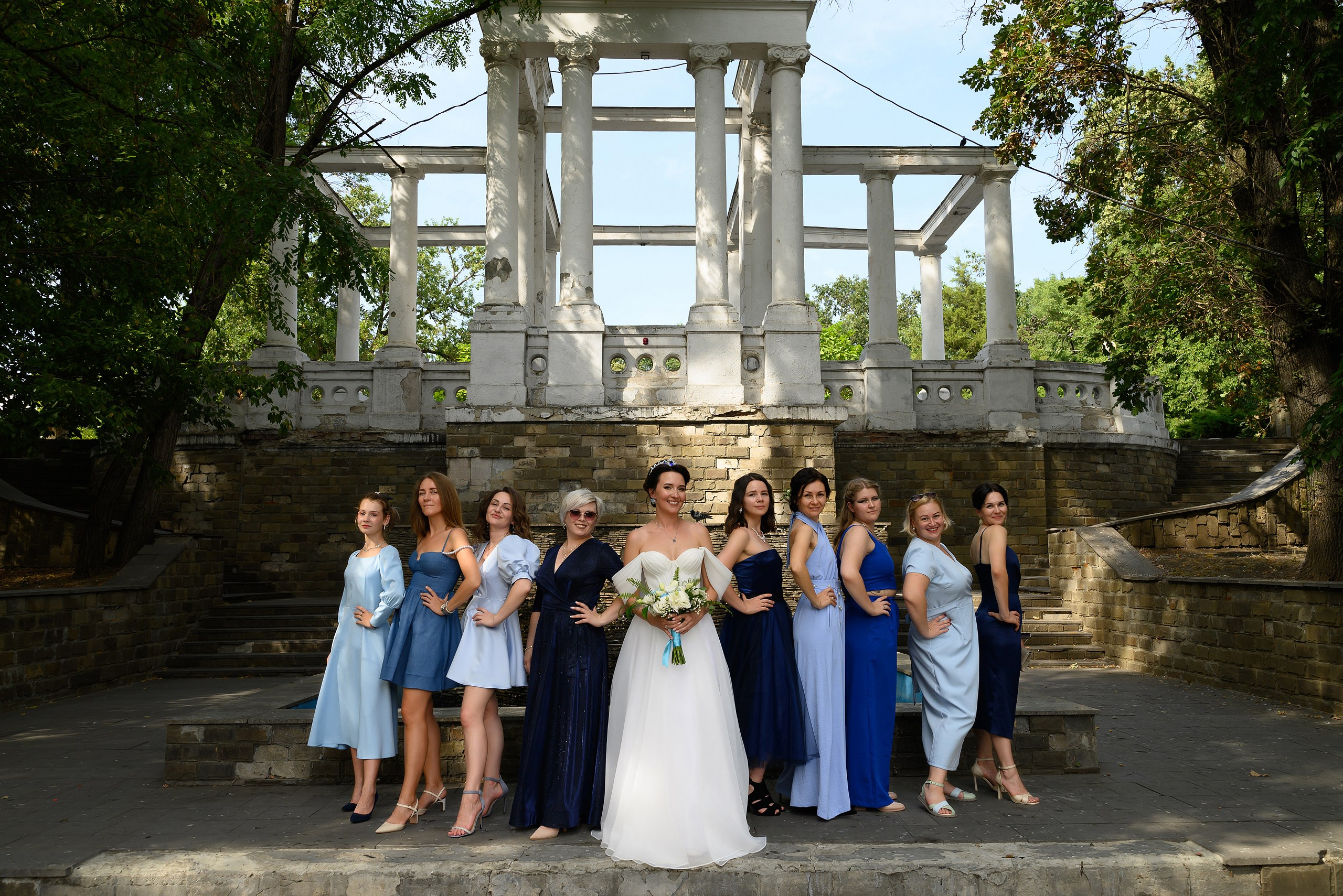 Невеста с подружками, фотография от лучшего свадебного фотографа Краснодара.