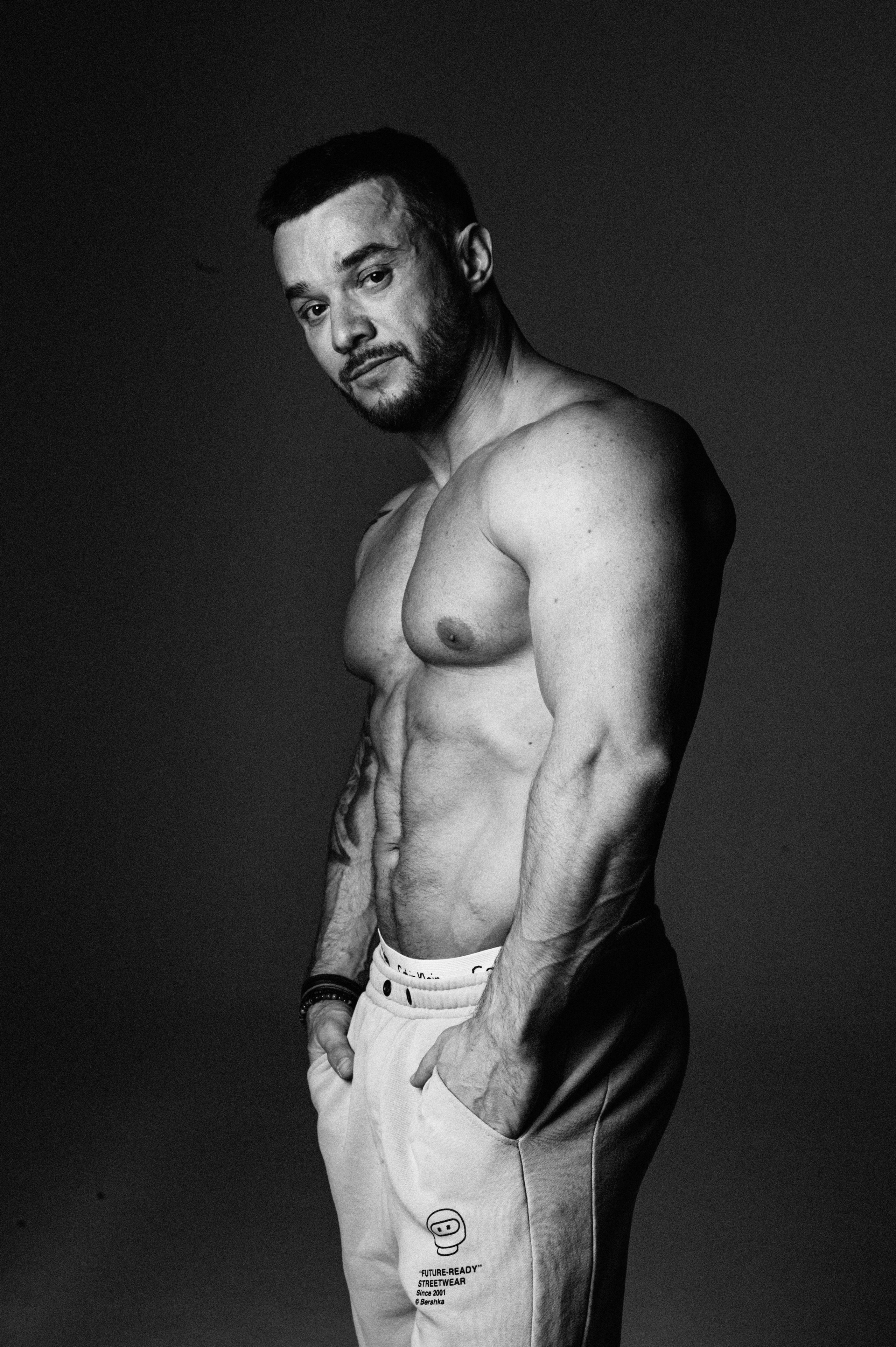 Константин. Профессиональный фотограф беременности в СПБ. Стильные фотосессии беременности в стиле минимализм и классическая фотография